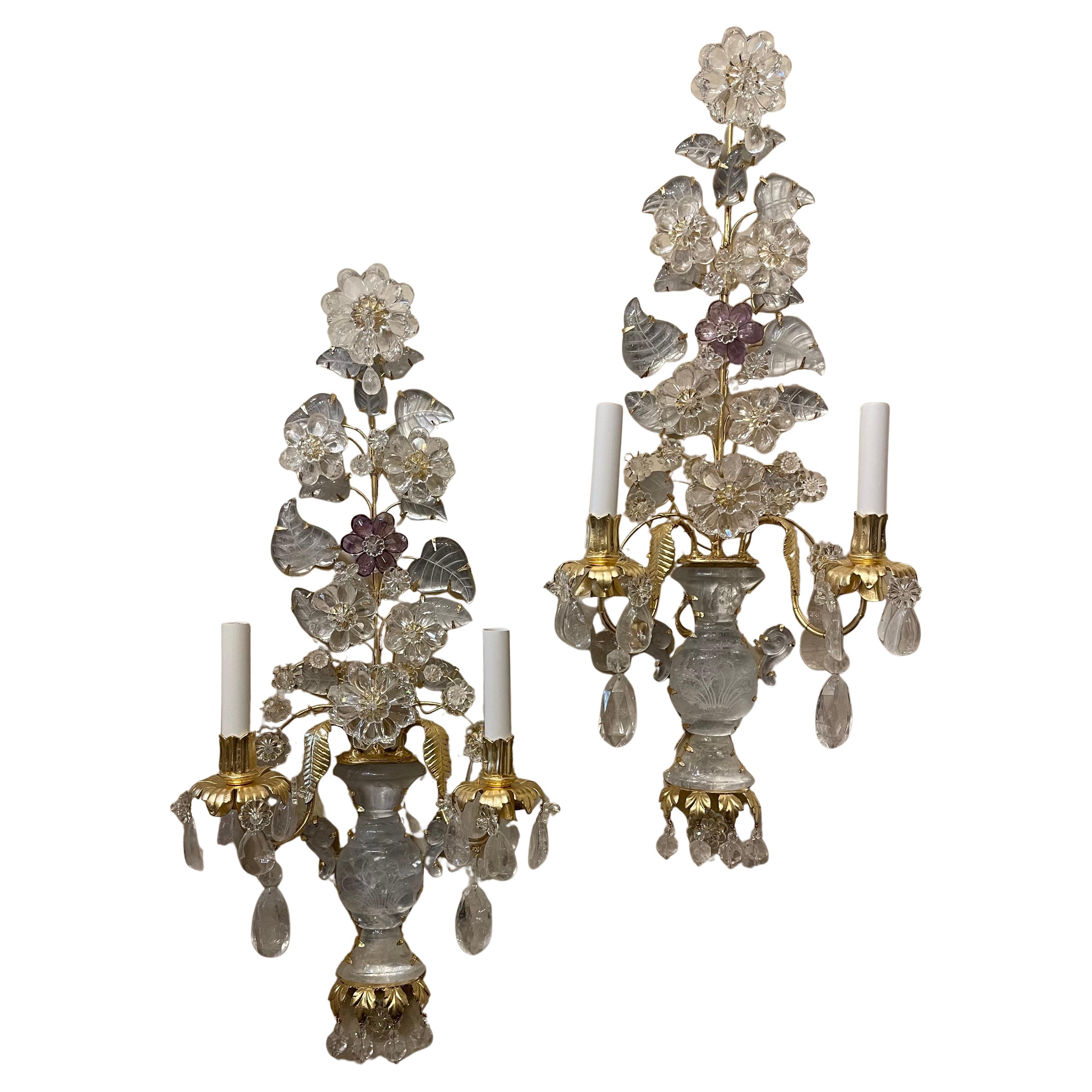 Merveilleuse paire d'appliques italiennes en cristal de roche Baguès Urn Flower Form Nestle Sconces en vente