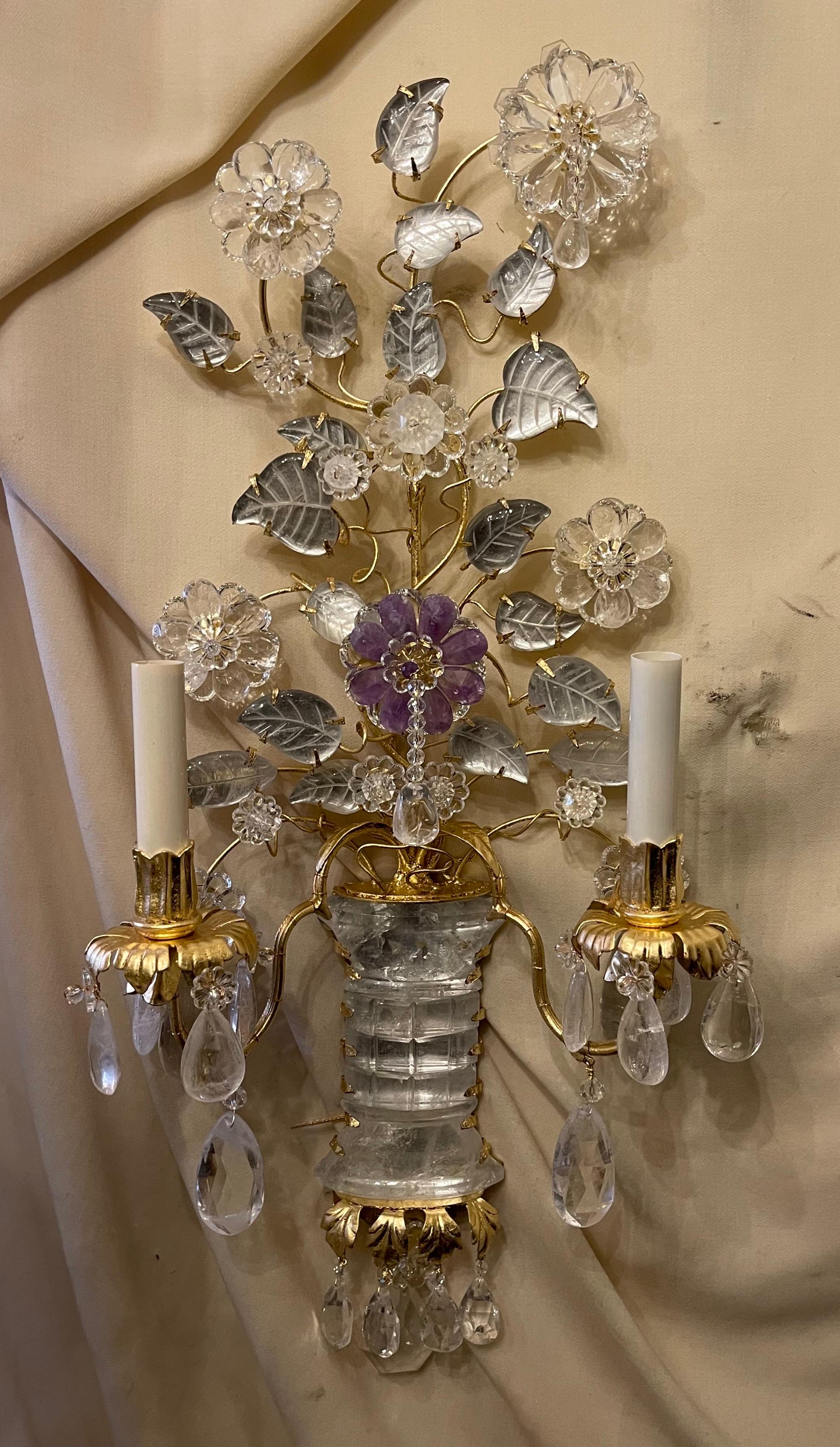 Magnifique paire d'appliques en cristal de roche italien et en cristal de roche améthyste, style Baguès, avec bouquet de fleurs et de feuilles, dorées à la feuille d'or, à 2 chandeliers.