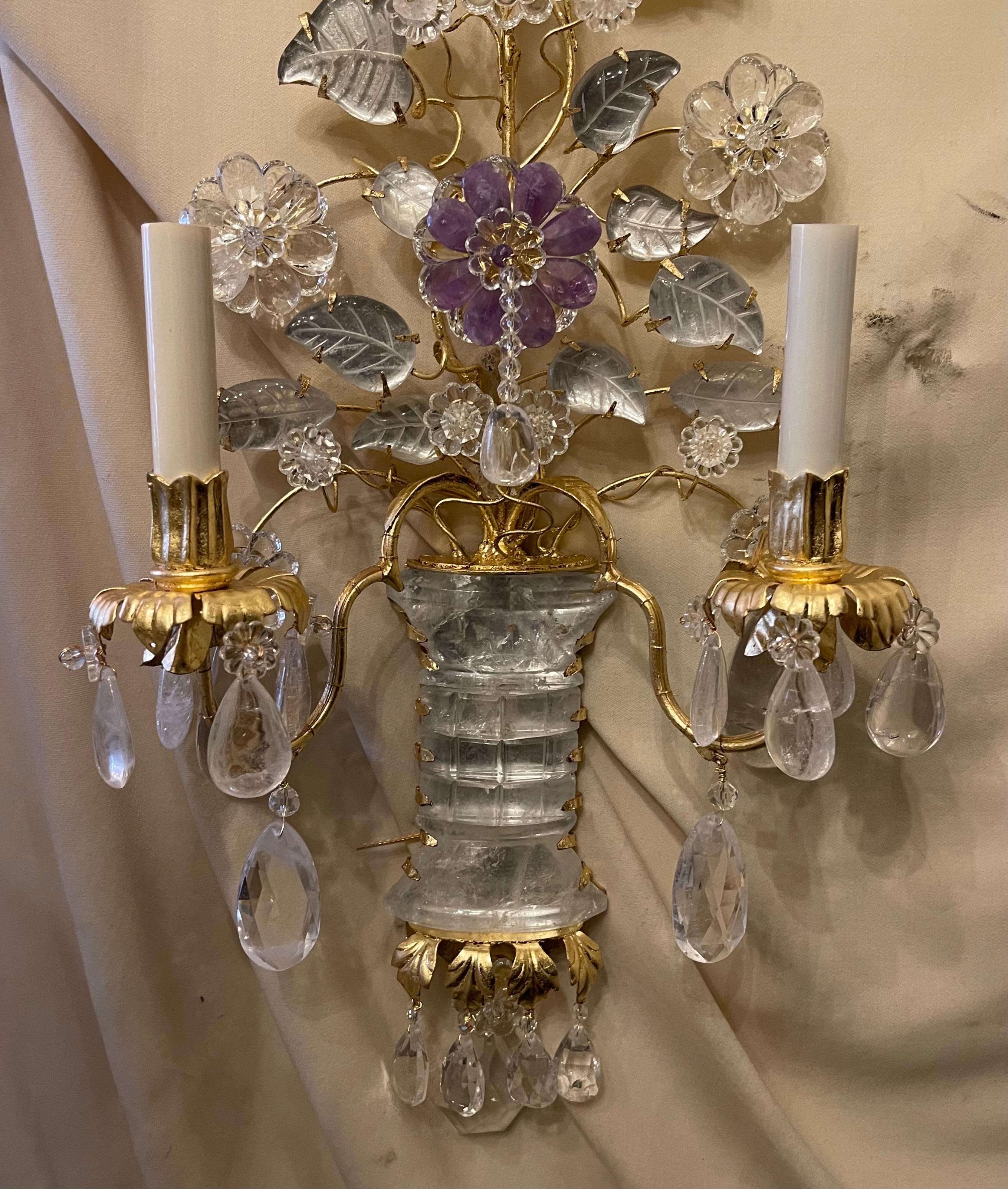 Belle Époque Merveilleuse paire d'appliques en cristal de roche Baguès Urne Fleur Feuille Bouquet Doré en vente