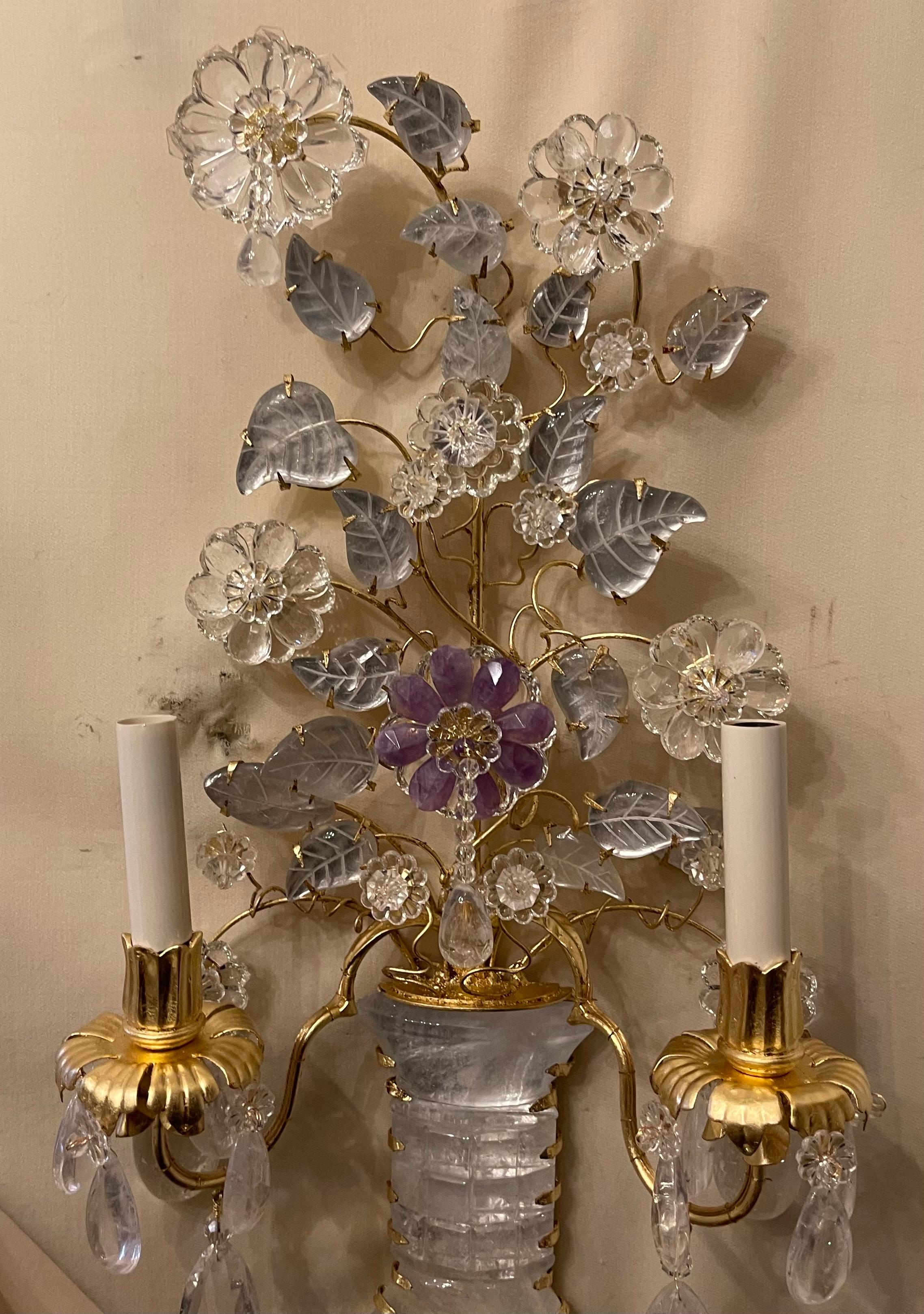 italien Merveilleuse paire d'appliques en cristal de roche Baguès Urne Fleur Feuille Bouquet Doré en vente