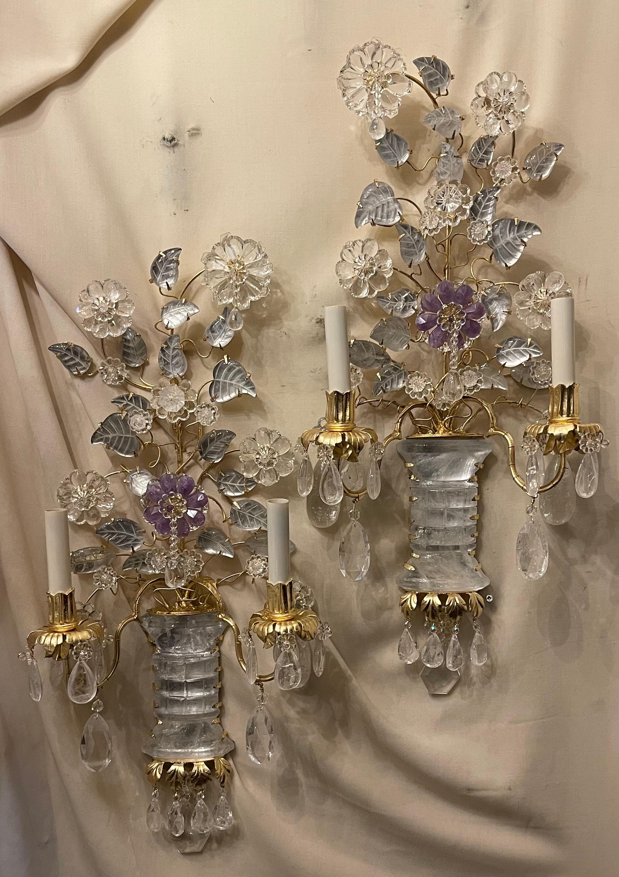 Merveilleuse paire d'appliques en cristal de roche Baguès Urne Fleur Feuille Bouquet Doré Bon état - En vente à Roslyn, NY