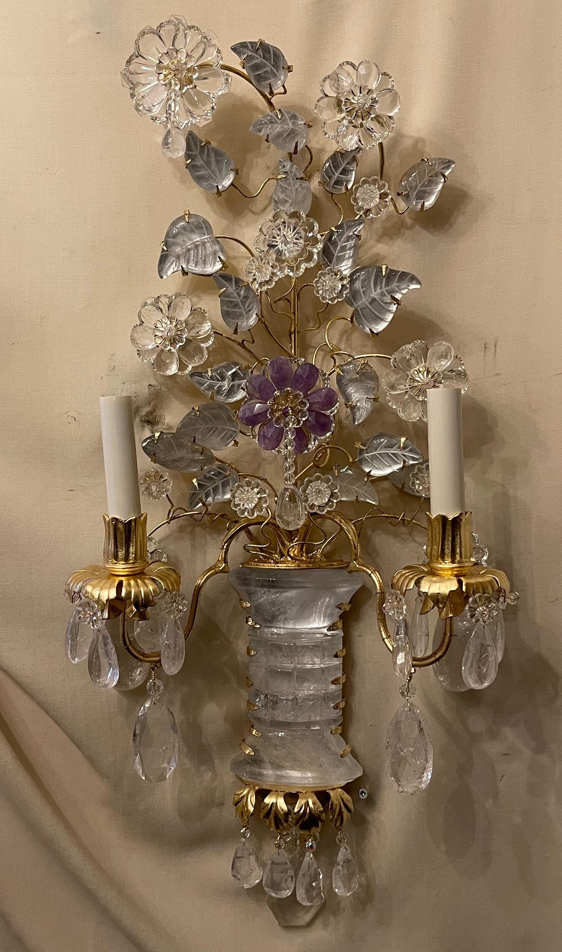 20ième siècle Merveilleuse paire d'appliques en cristal de roche Baguès Urne Fleur Feuille Bouquet Doré en vente