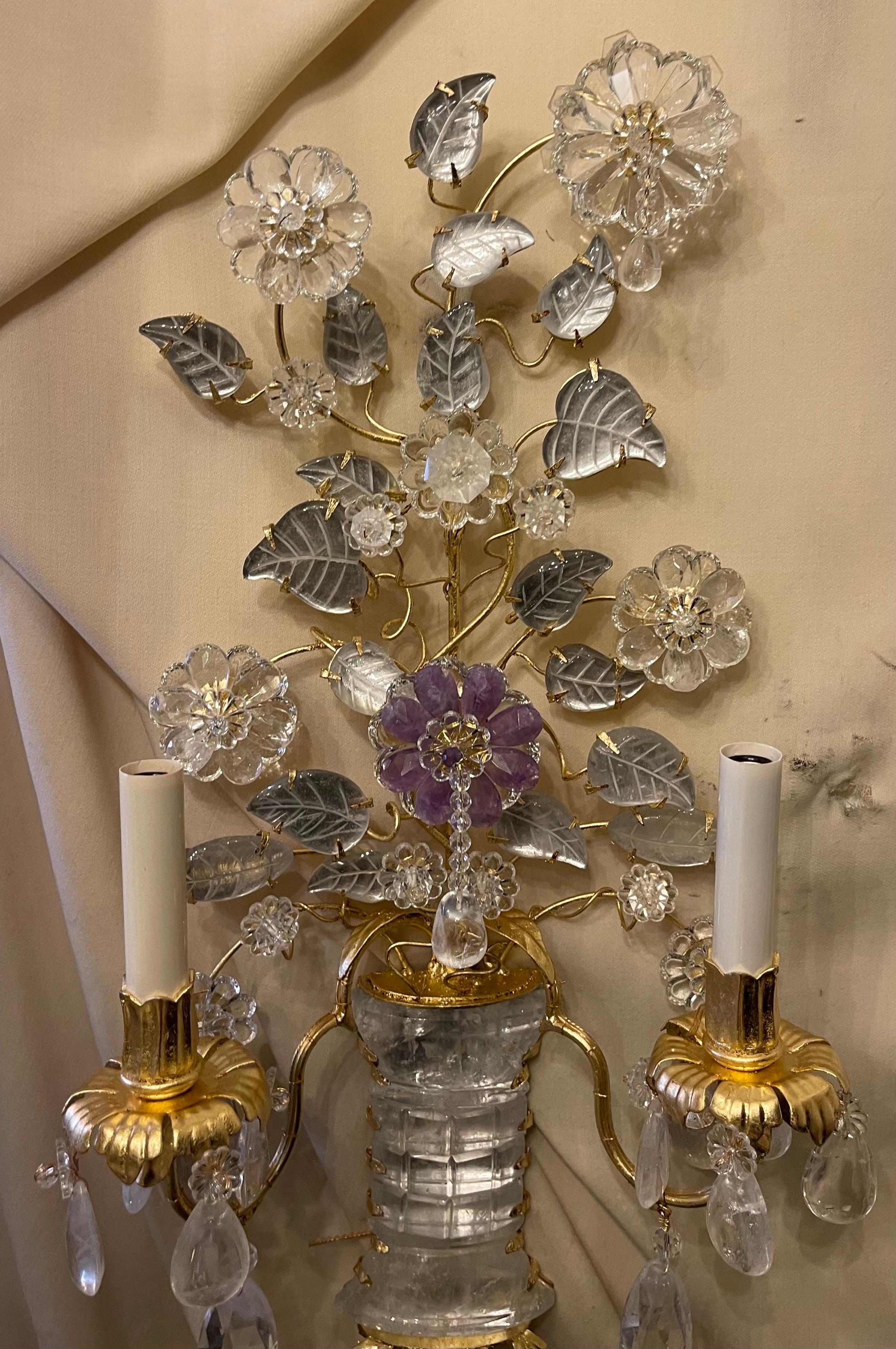 Améthyste Merveilleuse paire d'appliques en cristal de roche Baguès Urne Fleur Feuille Bouquet Doré en vente