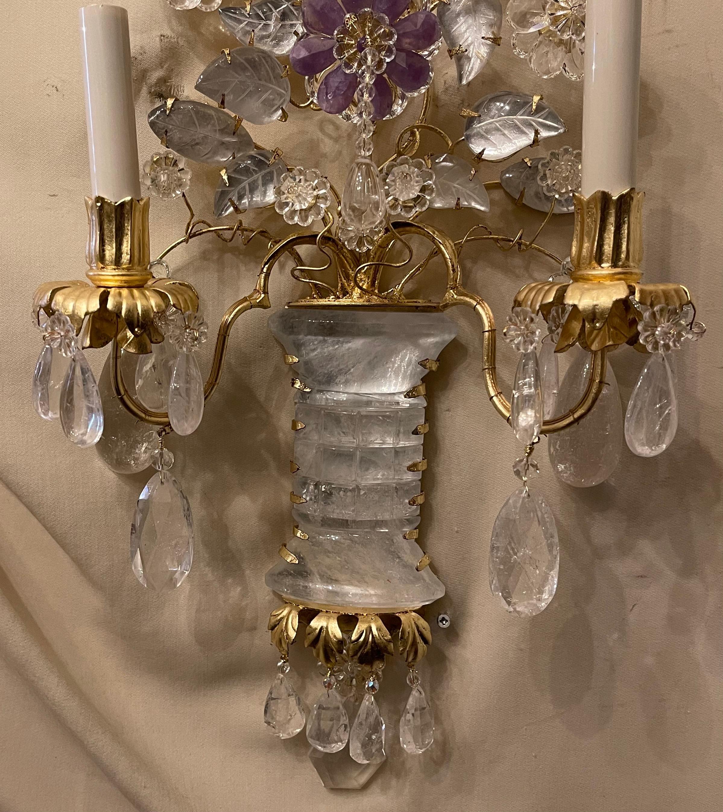 Merveilleuse paire d'appliques en cristal de roche Baguès Urne Fleur Feuille Bouquet Doré en vente 1