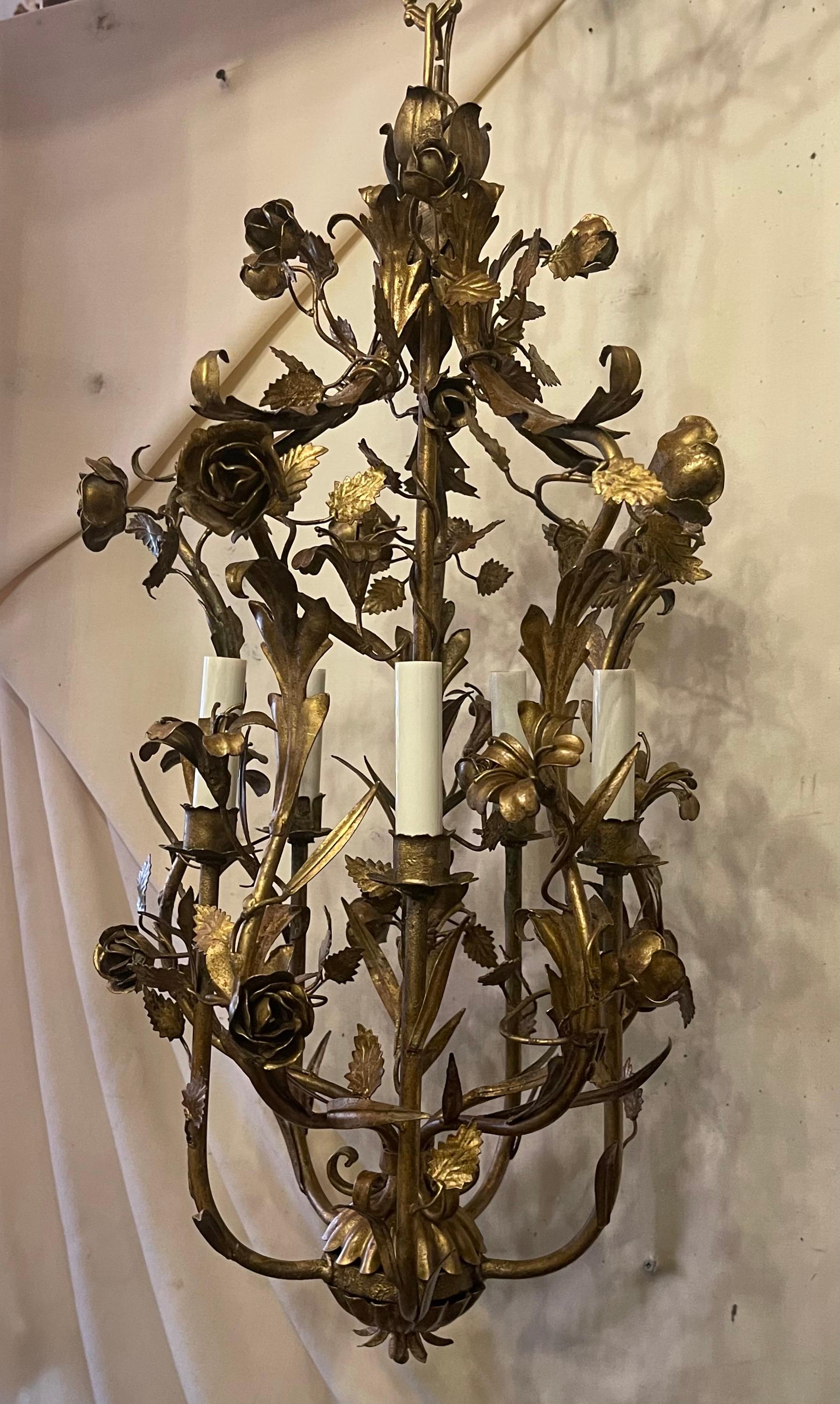 Merveilleuse paire de chandeliers italiens à rosaces dorées en forme de cage à oiseaux, chacun avec 5 lampes candélabres, prêts à être installés avec une chaîne et la quincaillerie de montage.
