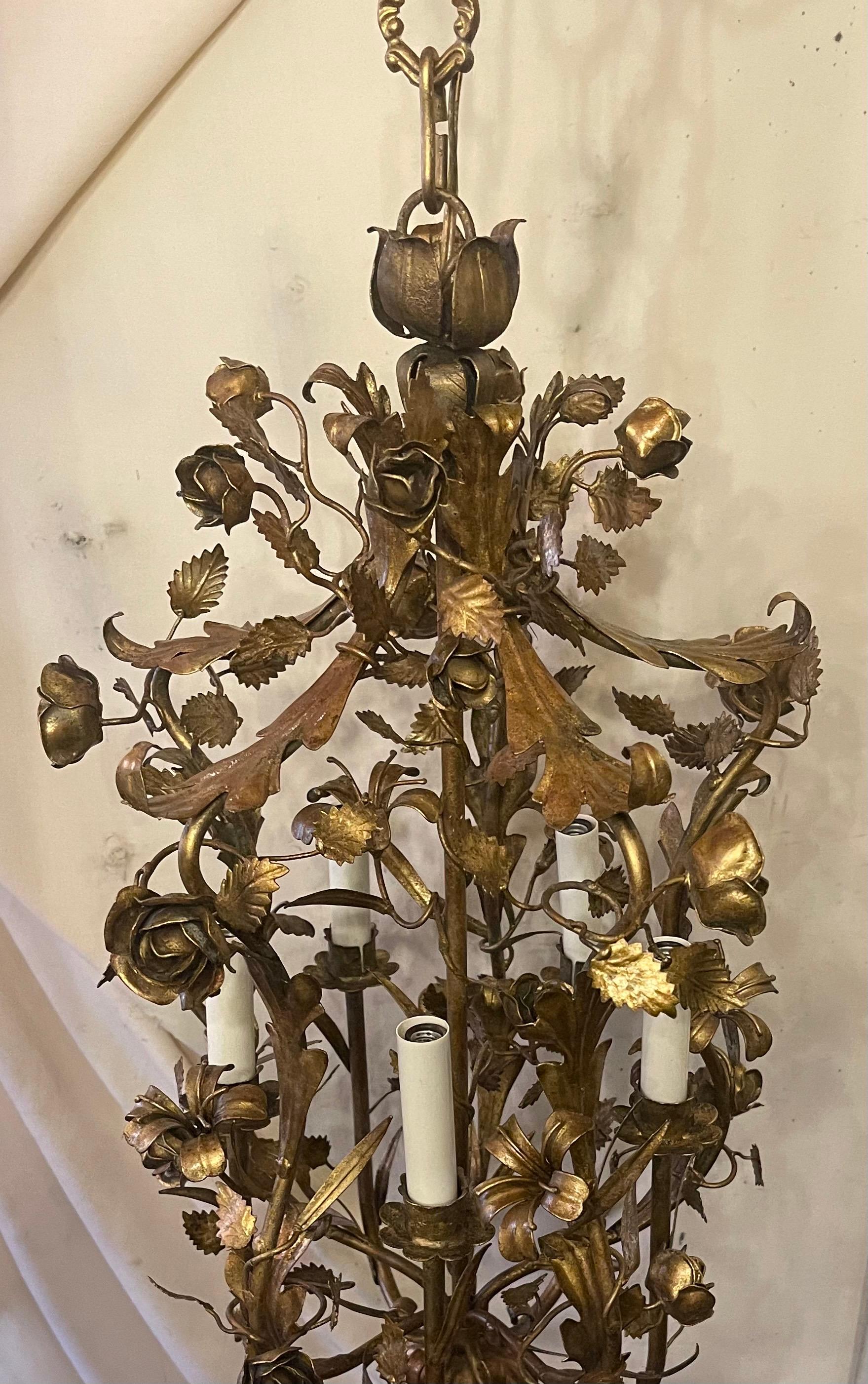 Belle Époque Merveilleuse paire de lustres italiens en tôle, roses dorées, Pendents Basket Fixtures en vente