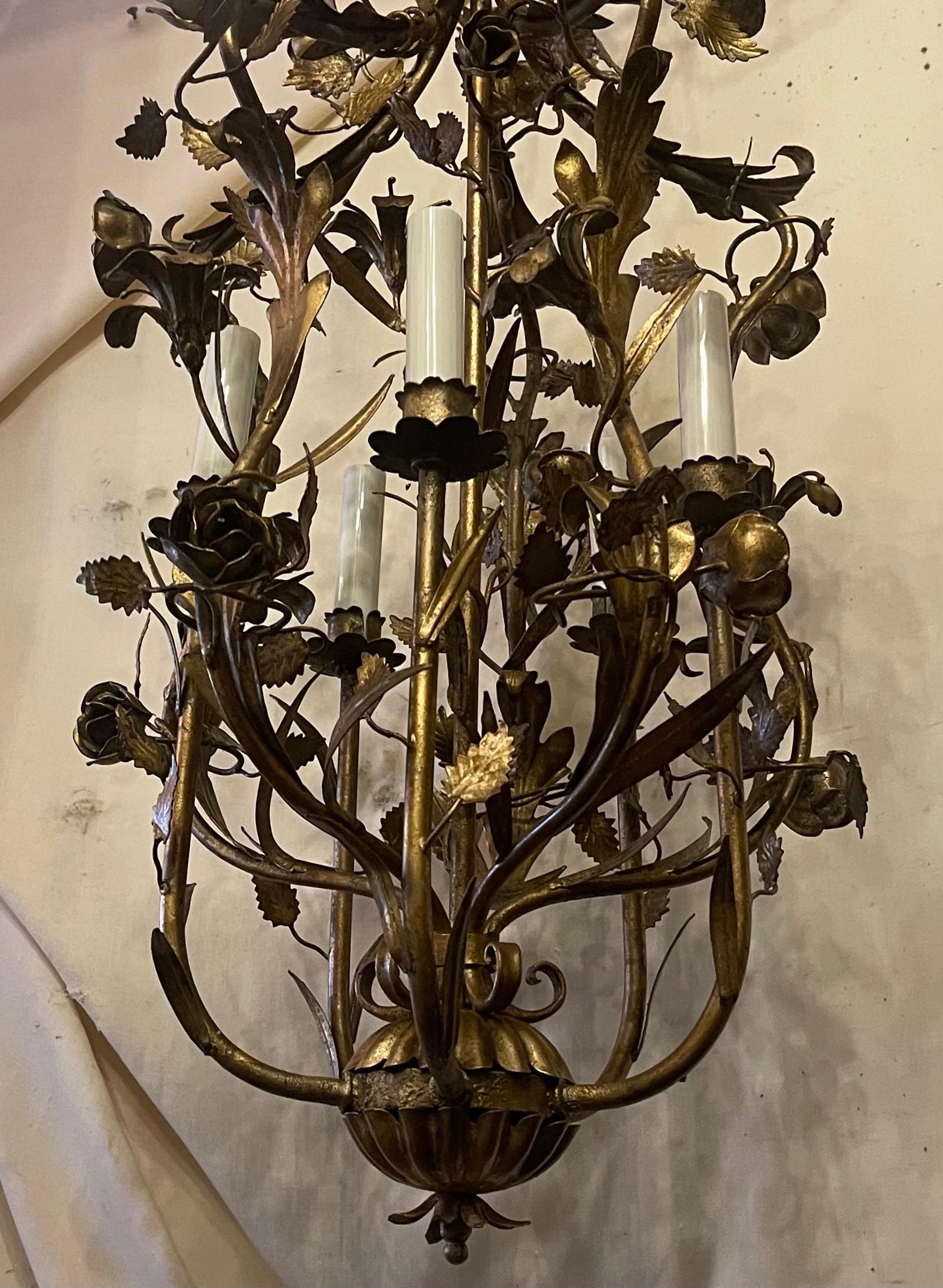 Merveilleuse paire de lustres italiens en tôle, roses dorées, Pendents Basket Fixtures Bon état - En vente à Roslyn, NY