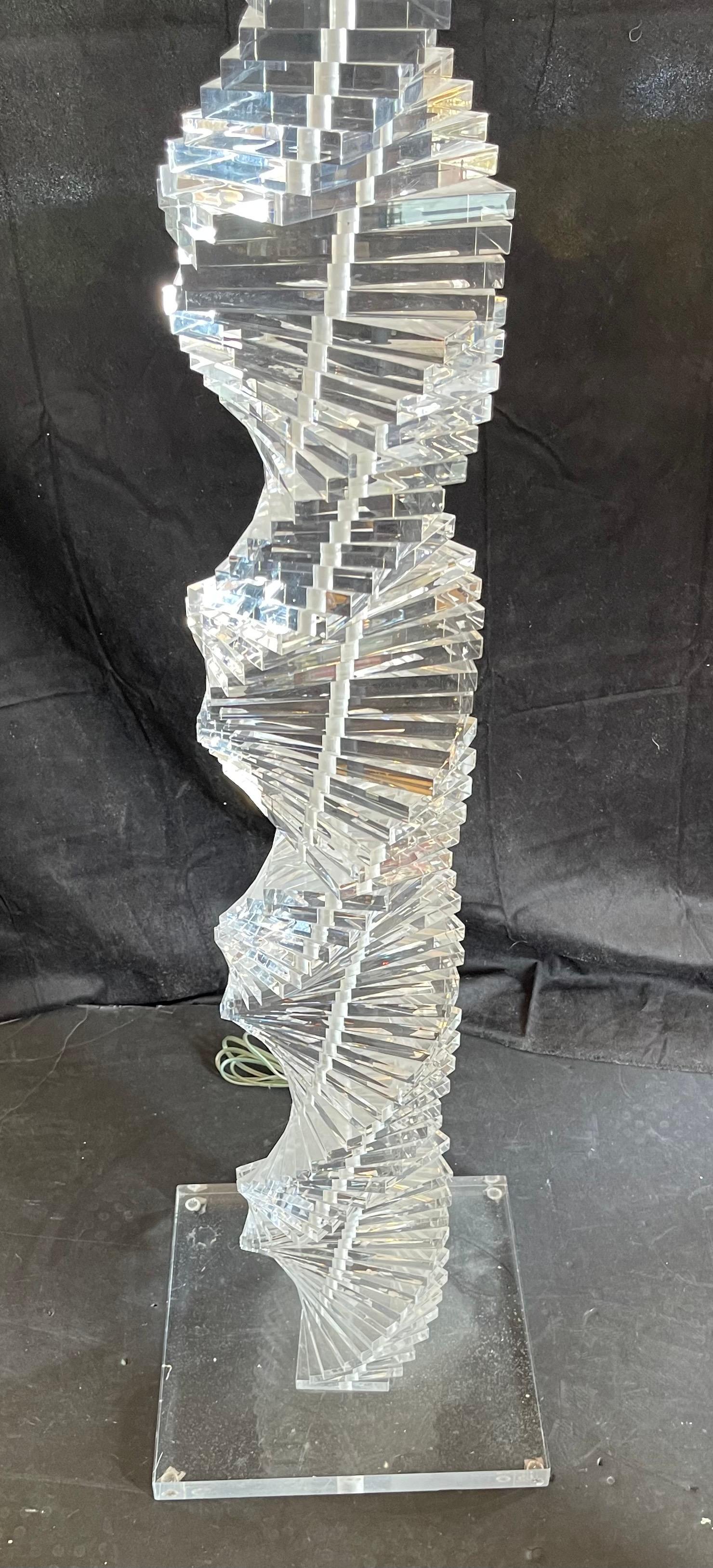 Mid-Century moderno Meravigliosa coppia di lampade da terra in lucite a spirale di Karl Springer Helix, del Medioevo. in vendita