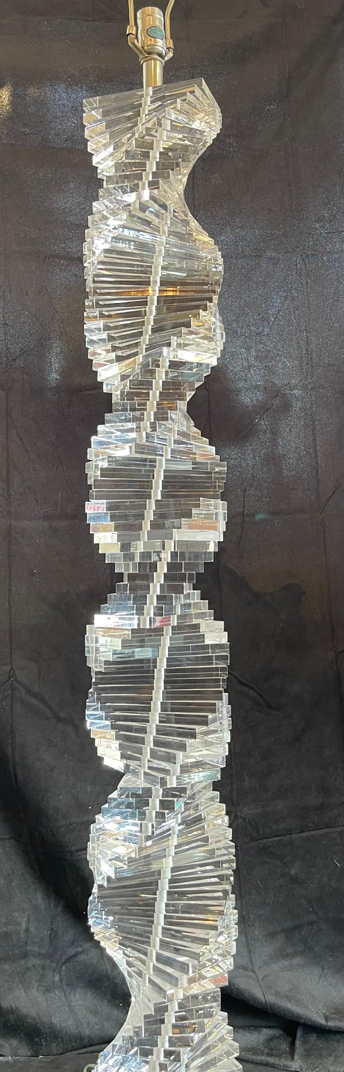 Meravigliosa coppia di lampade da terra in lucite a spirale di Karl Springer Helix, del Medioevo. In condizioni buone in vendita a Roslyn, NY