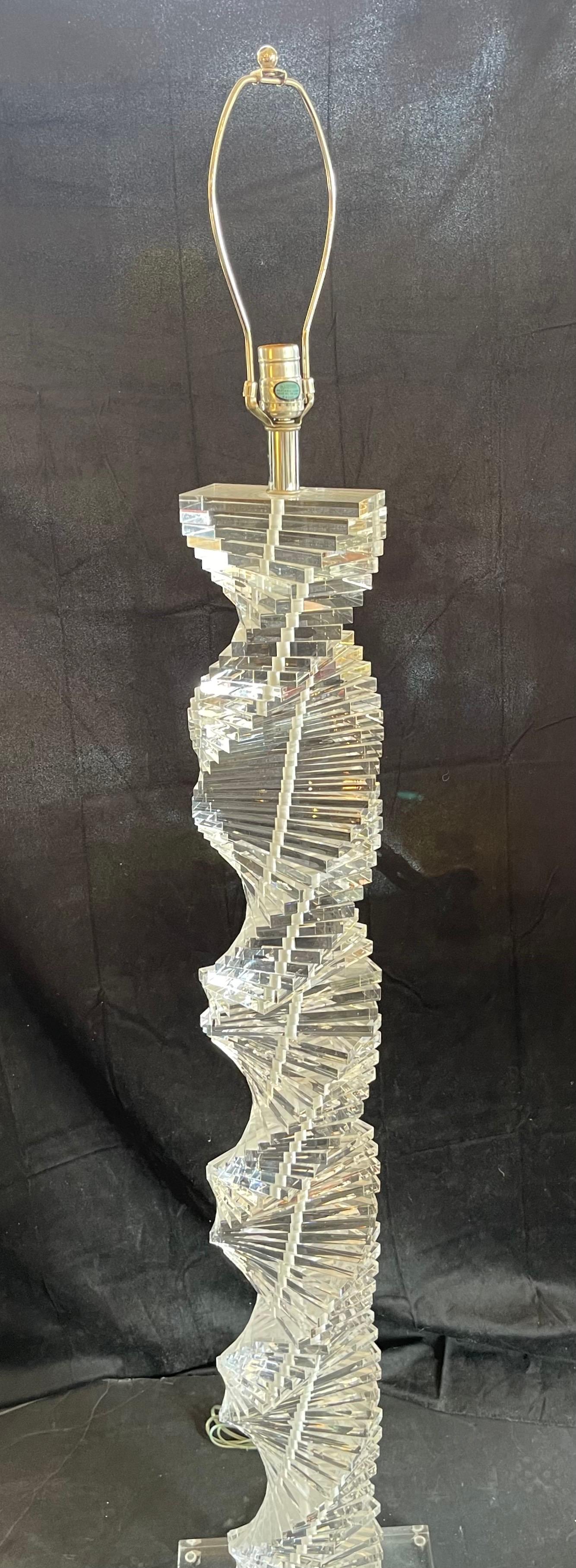 Lucite Meravigliosa coppia di lampade da terra in lucite a spirale di Karl Springer Helix, del Medioevo. in vendita