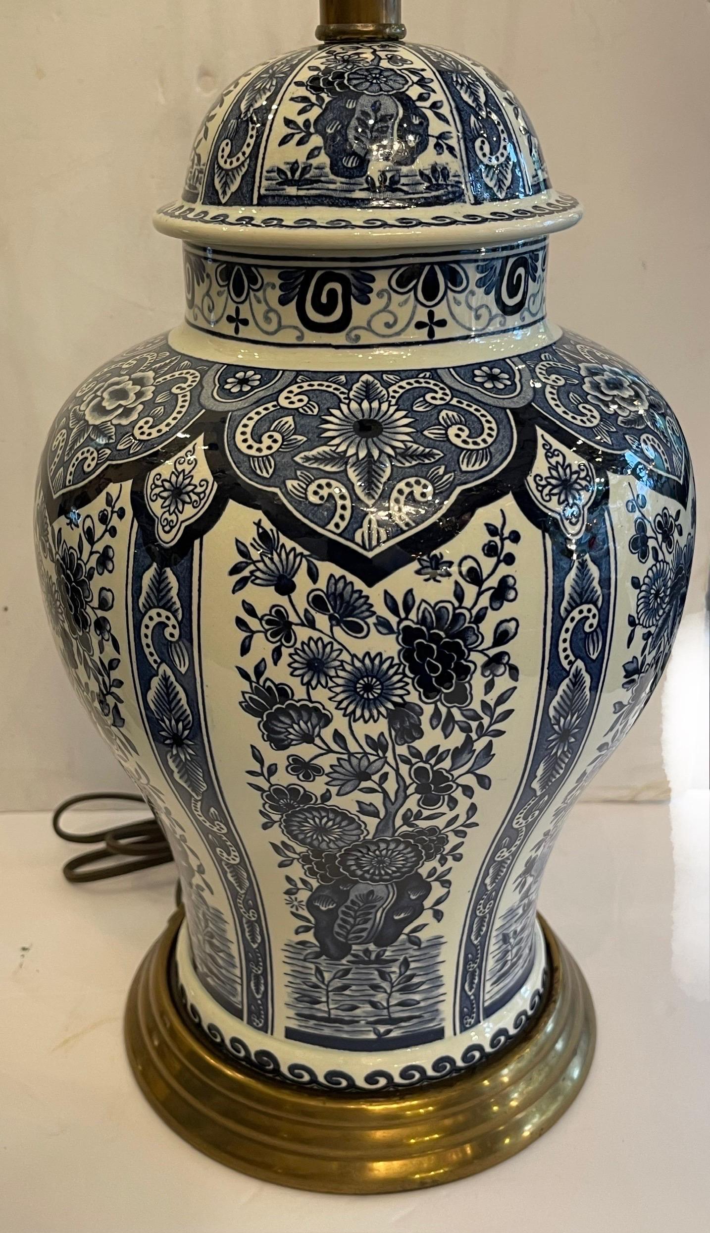 Olandese Meravigliosa coppia di lampade Delft Boch Holland con coperchio Royal Sphinx blu e bianco in vendita