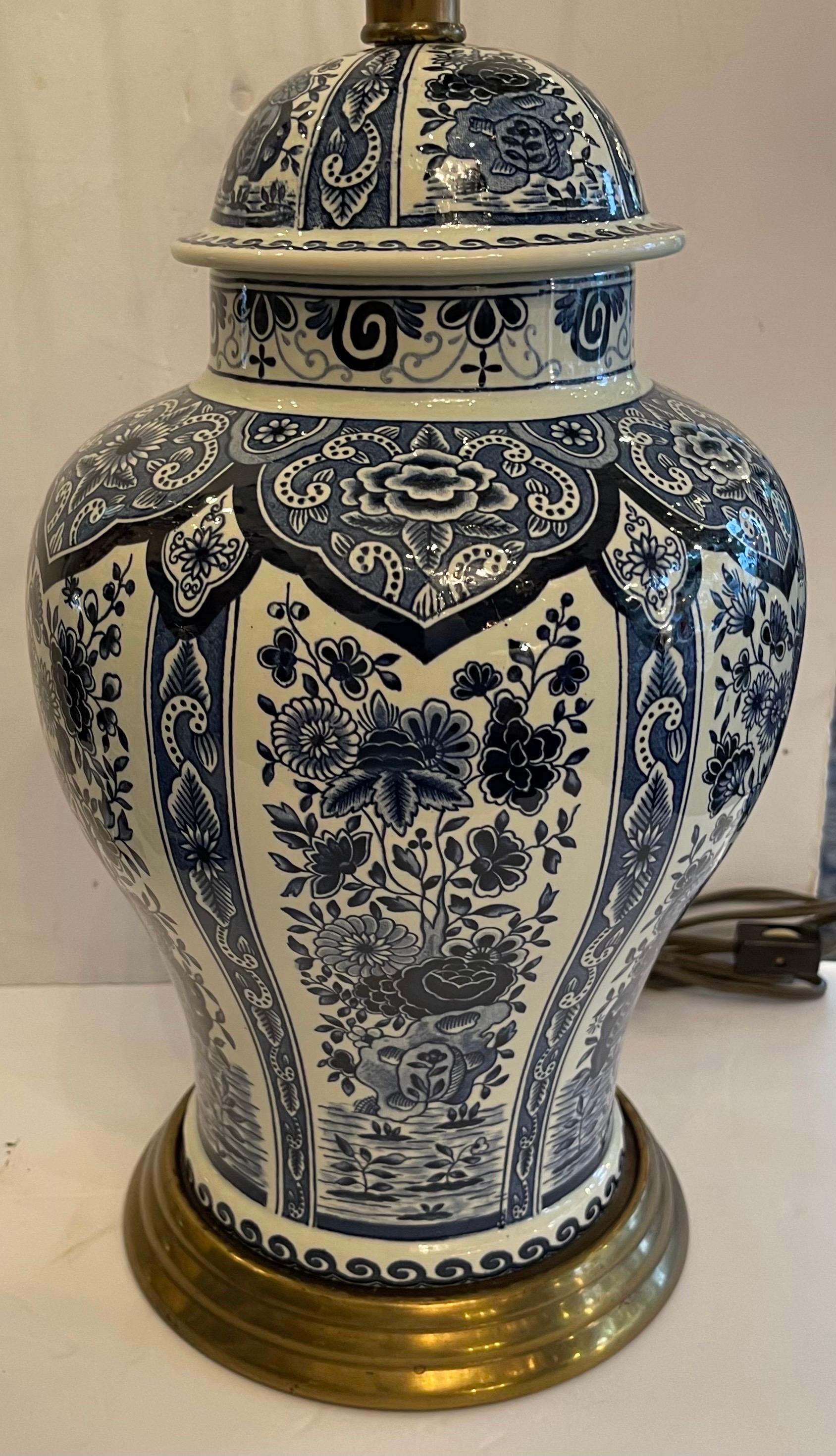 Meravigliosa coppia di lampade Delft Boch Holland con coperchio Royal Sphinx blu e bianco In condizioni buone in vendita a Roslyn, NY