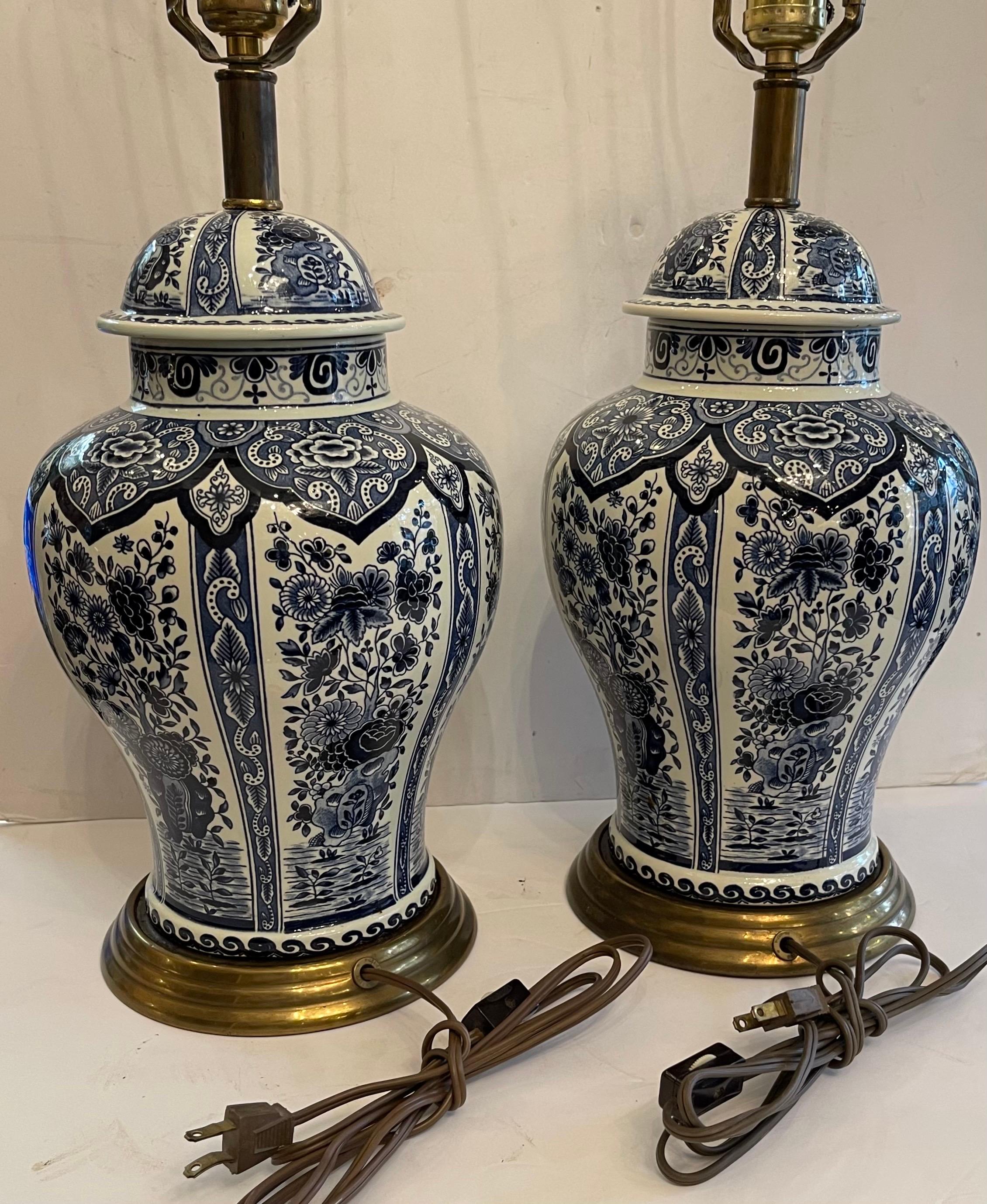 XX secolo Meravigliosa coppia di lampade Delft Boch Holland con coperchio Royal Sphinx blu e bianco in vendita