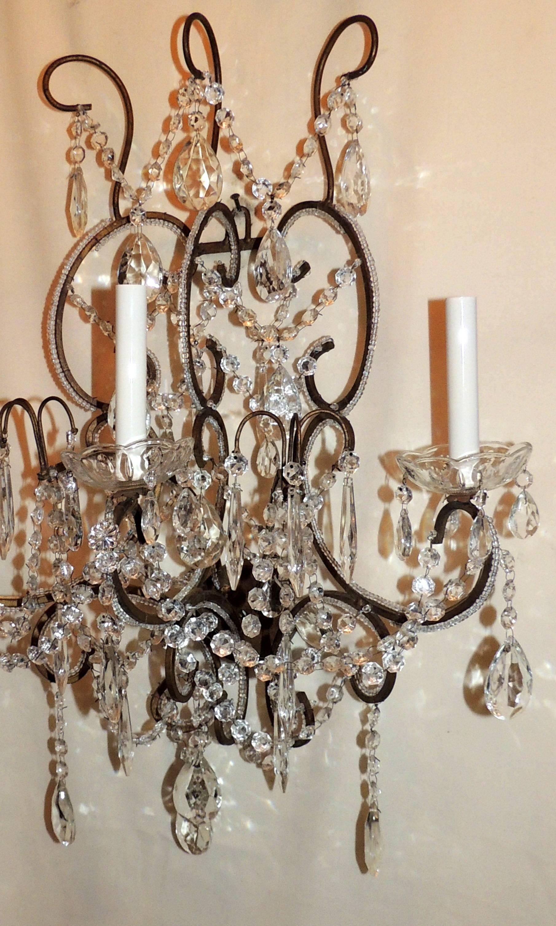 Zwei wunderschöne italienische Drei-Licht-Wandleuchter aus perlenbesetztem Kristall, Swag (Belle Époque) im Angebot