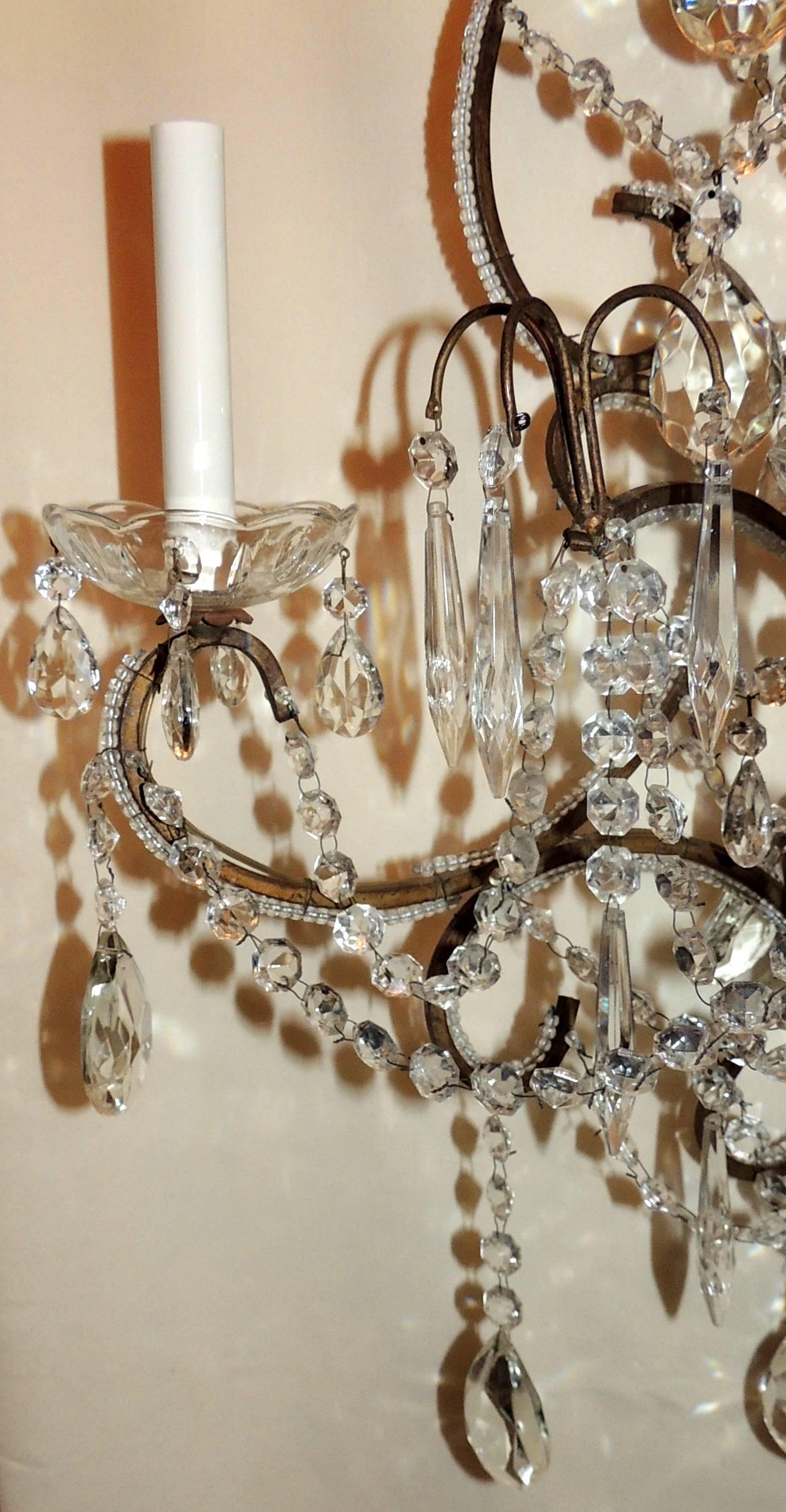 Zwei wunderschöne italienische Drei-Licht-Wandleuchter aus perlenbesetztem Kristall, Swag im Angebot 1