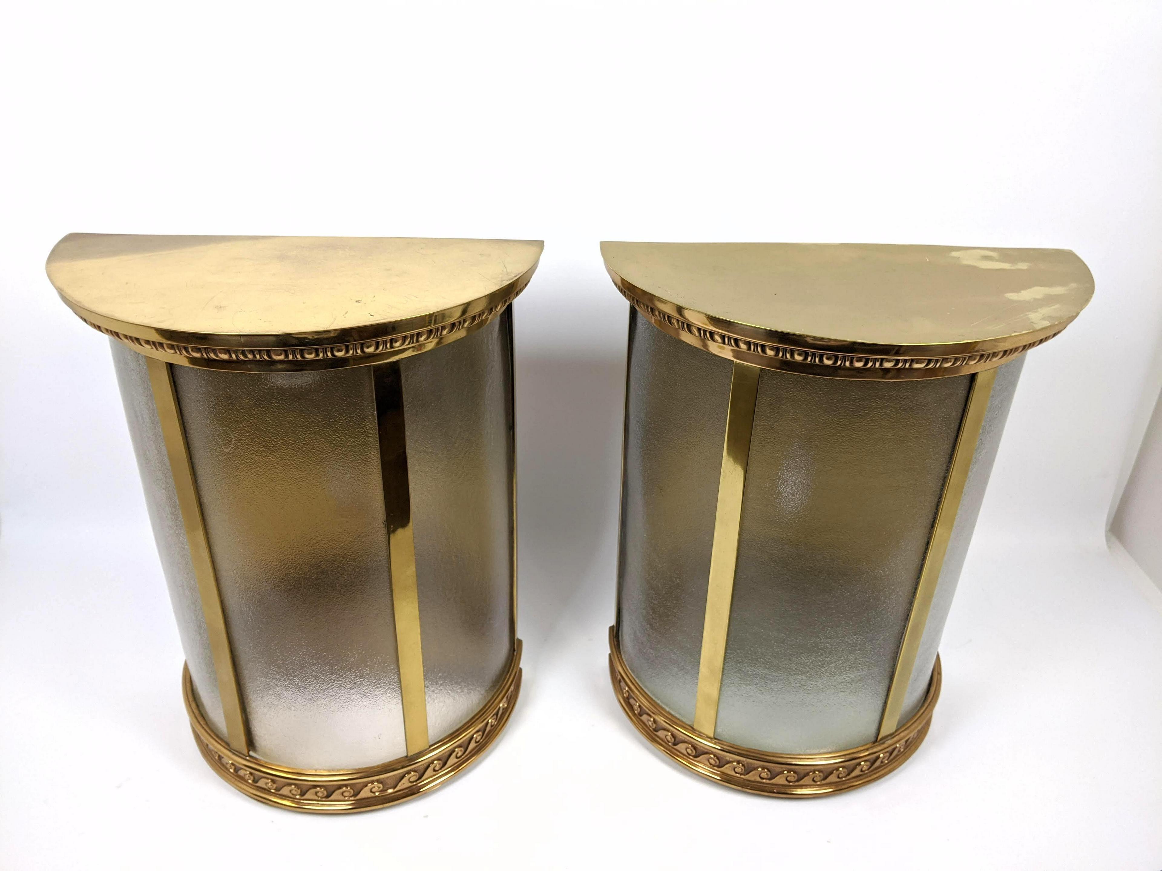 Ein wunderschönes Paar großer Bronze-Messing-Wandleuchter mit runder Schleife, halb rund, aus Glas (Regency) im Angebot