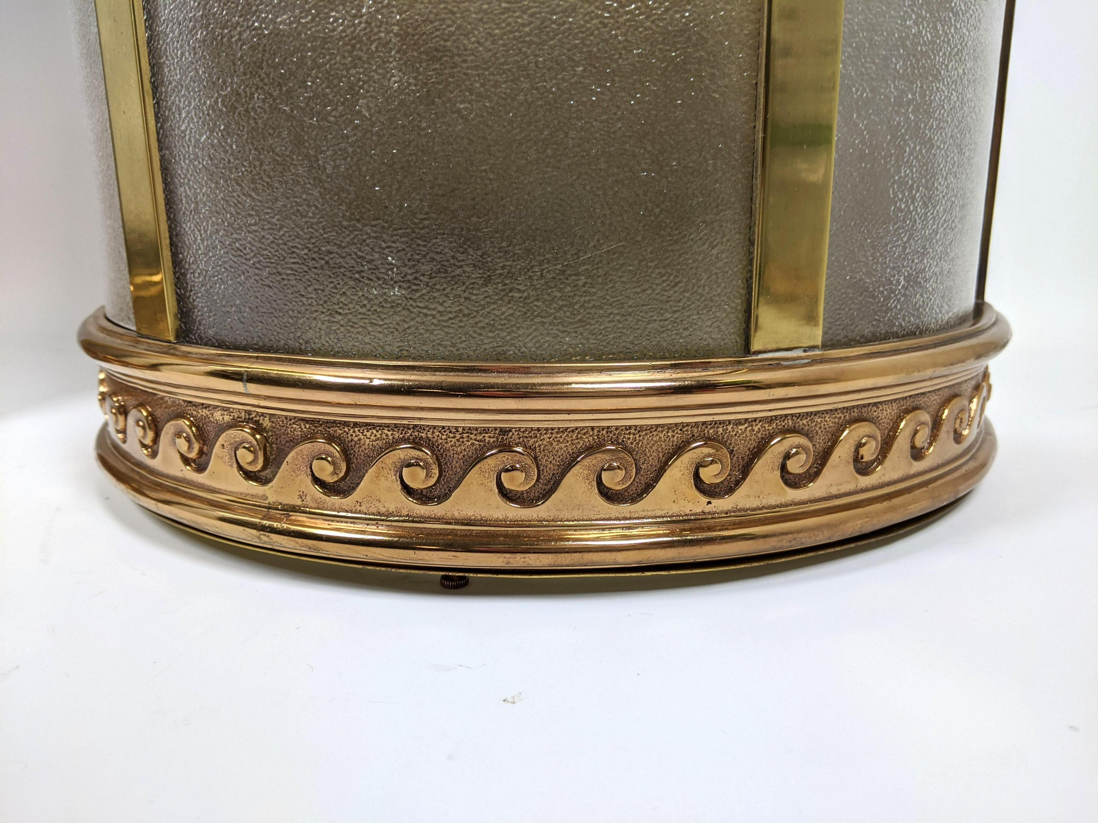 Ein wunderschönes Paar großer Bronze-Messing-Wandleuchter mit runder Schleife, halb rund, aus Glas im Zustand „Gut“ im Angebot in Roslyn, NY