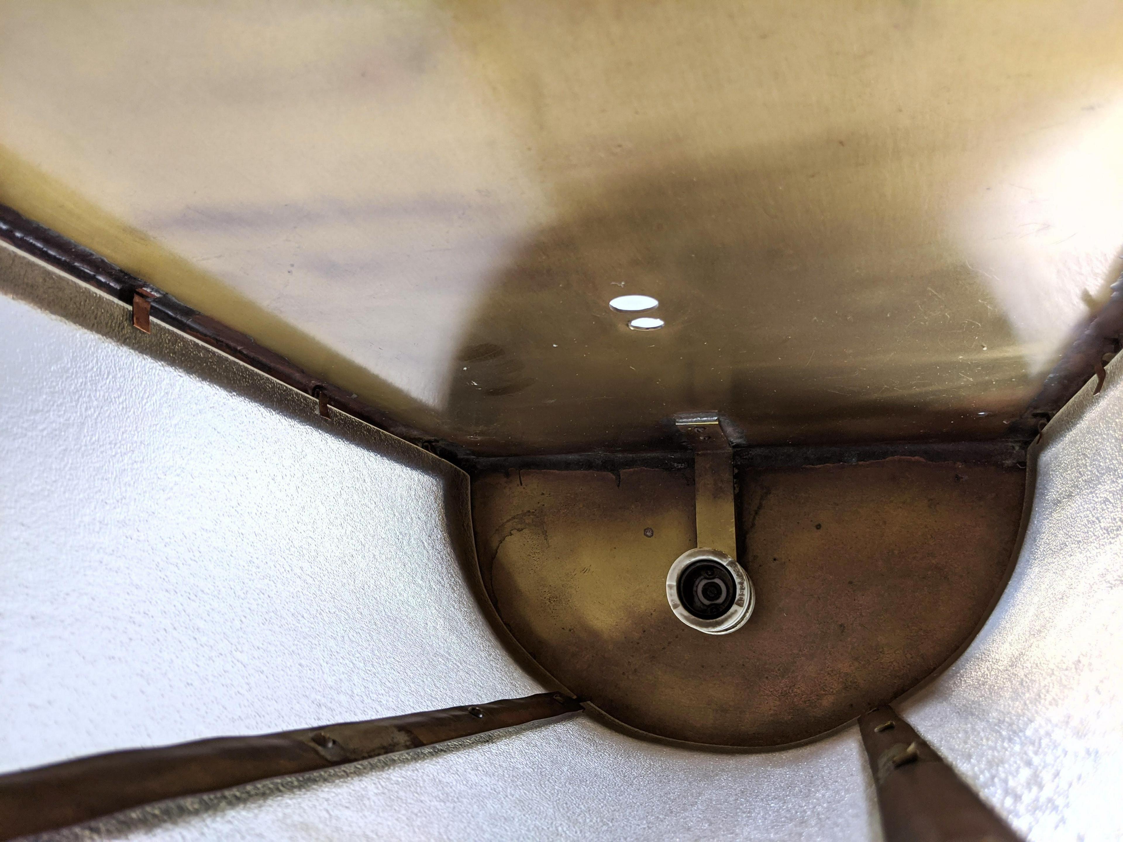 Ein wunderschönes Paar großer Bronze-Messing-Wandleuchter mit runder Schleife, halb rund, aus Glas im Angebot 1