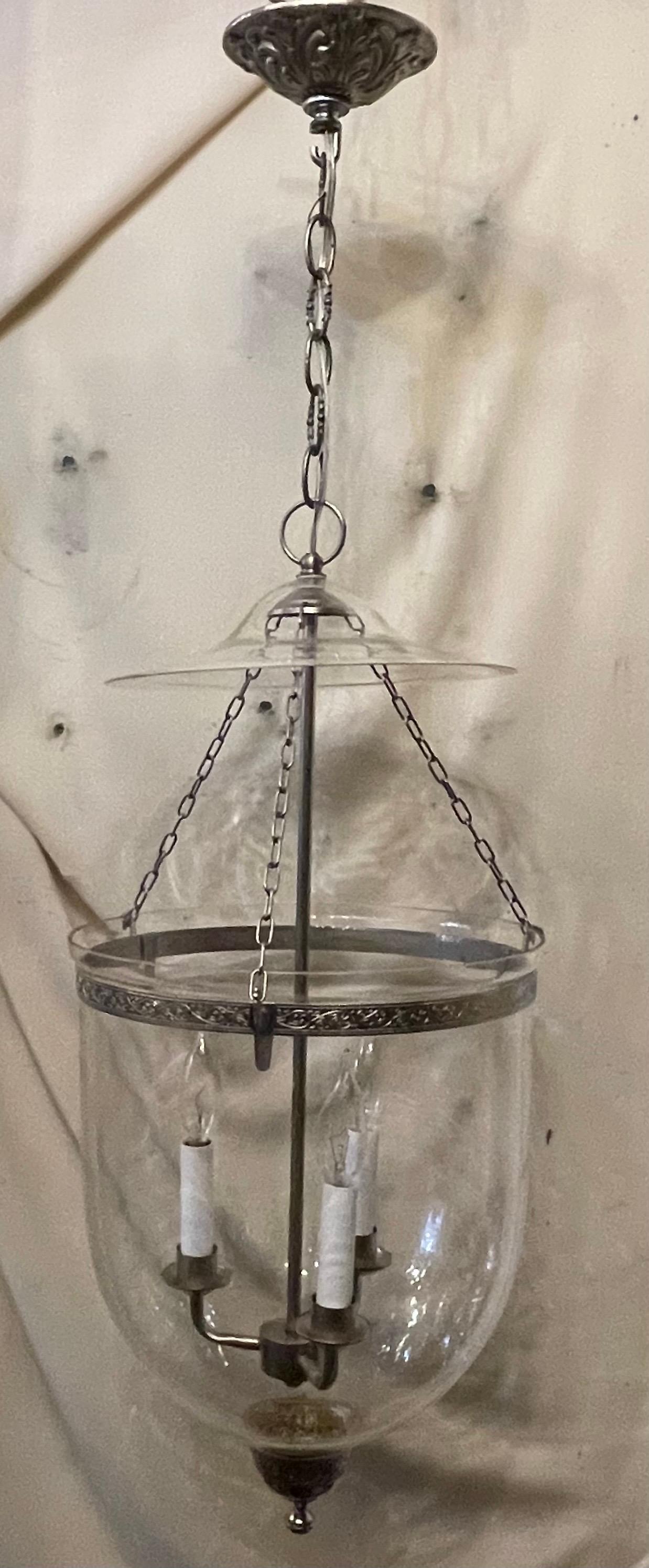 Merveilleuse paire de grandes lanternes en verre soufflé en forme de jarre en nickel brossé, dans le style et à la manière de Vaughan. Le câblage a été mis à jour.
Ils sont livrés prêts à être installés avec une chaîne d'auvent et la quincaillerie