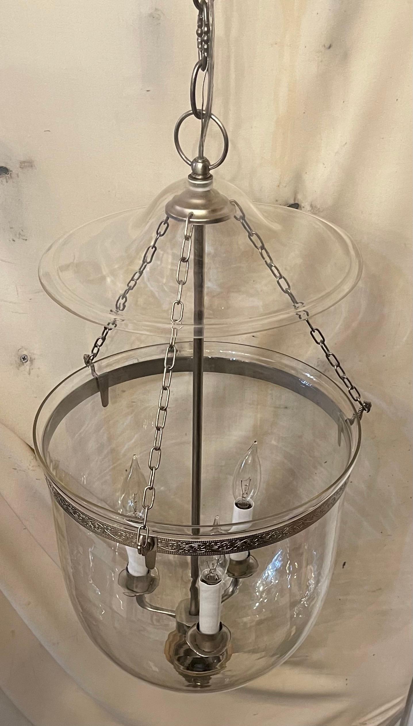 Regency Merveilleuse paire de lanternes à clochettes en verre soufflé en nickel brossé Luminaires en vente