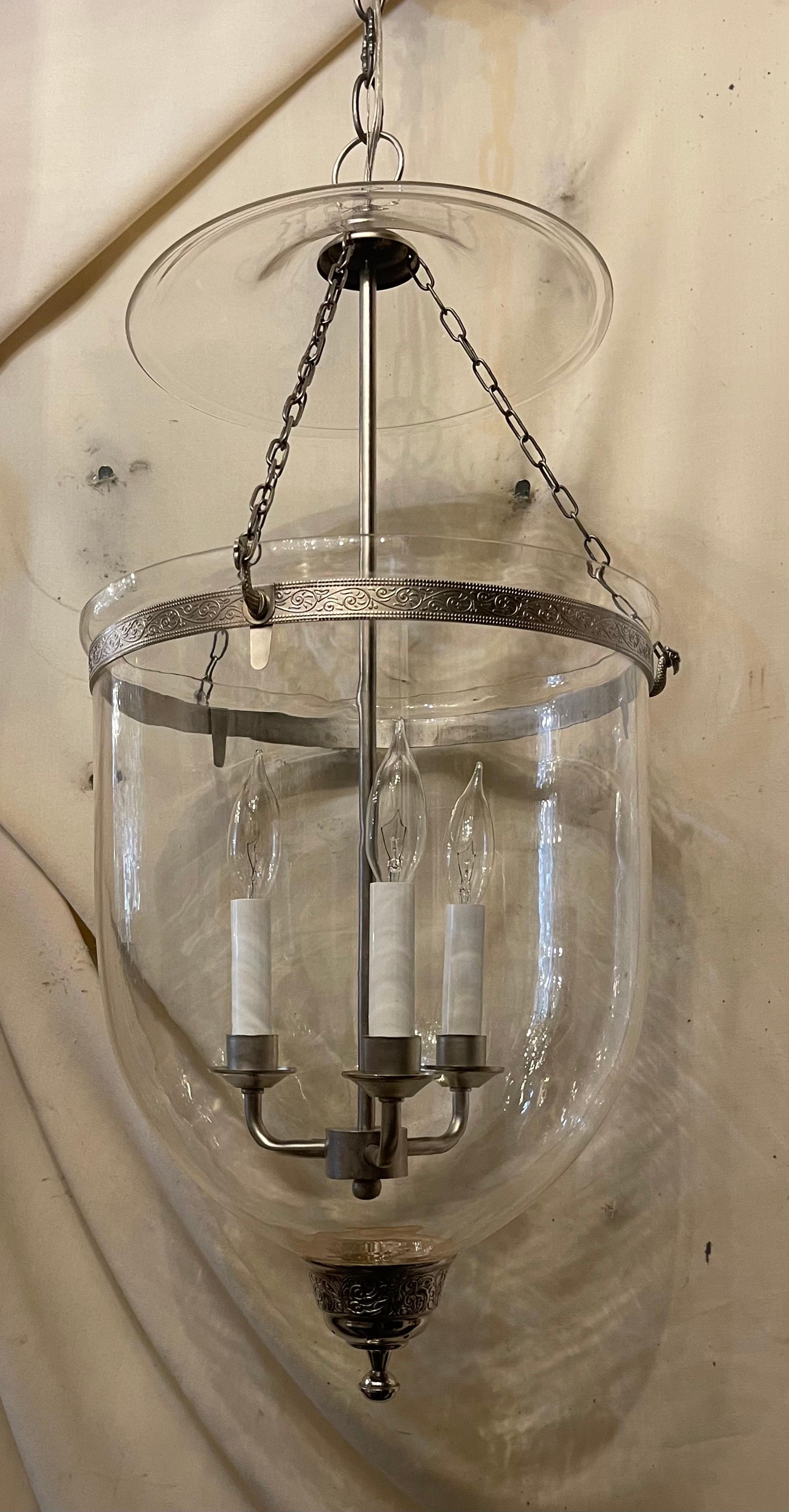 Brossé Merveilleuse paire de lanternes à clochettes en verre soufflé en nickel brossé Luminaires en vente