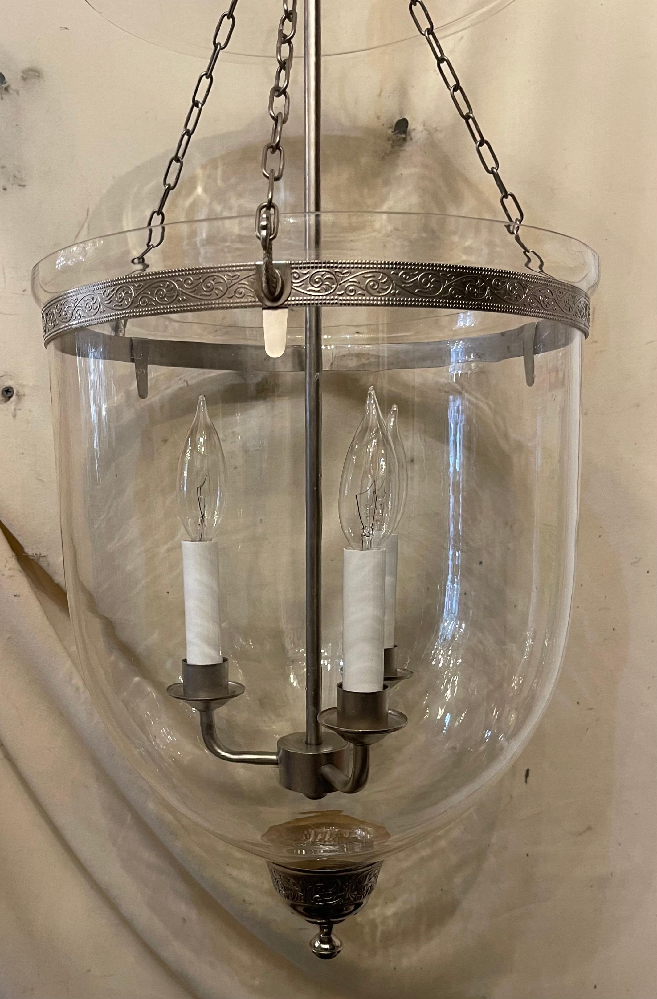 Merveilleuse paire de lanternes à clochettes en verre soufflé en nickel brossé Luminaires Bon état - En vente à Roslyn, NY