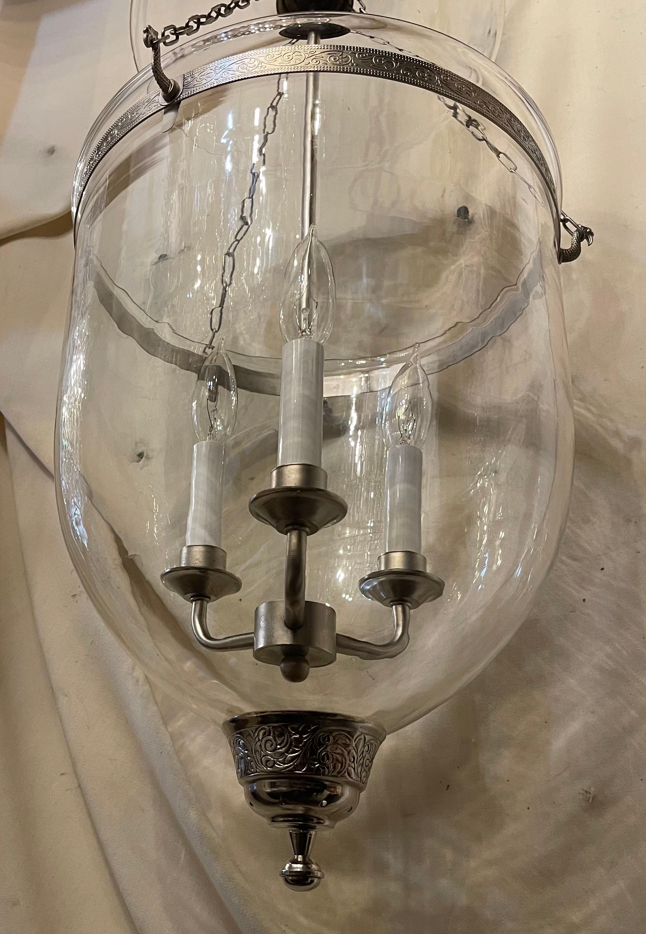 20ième siècle Merveilleuse paire de lanternes à clochettes en verre soufflé en nickel brossé Luminaires en vente