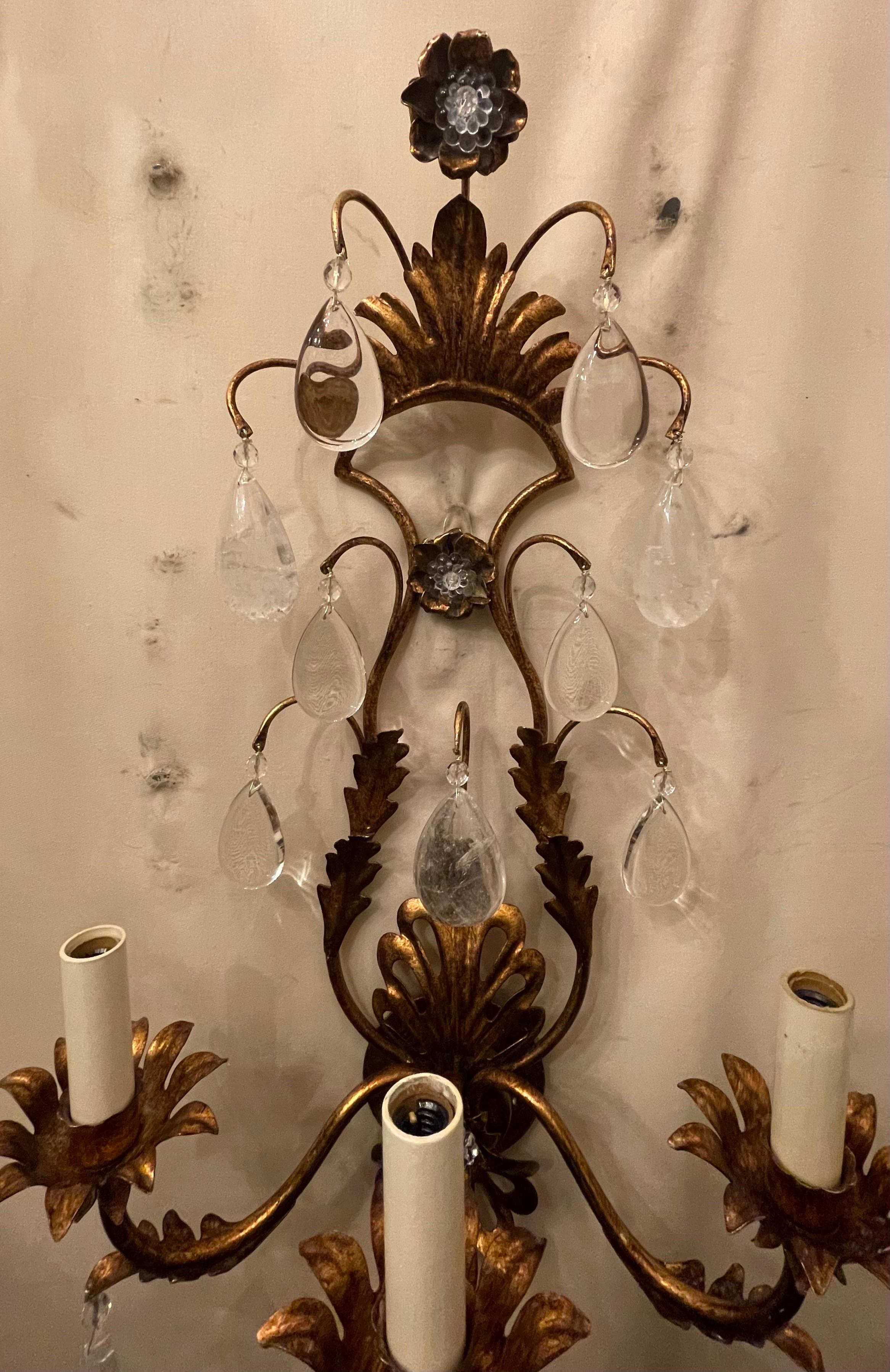 Belle Époque Magnifique paire de grandes appliques Maison Baguès en cristal de roche, dorées à l'or fin et filigranées. en vente