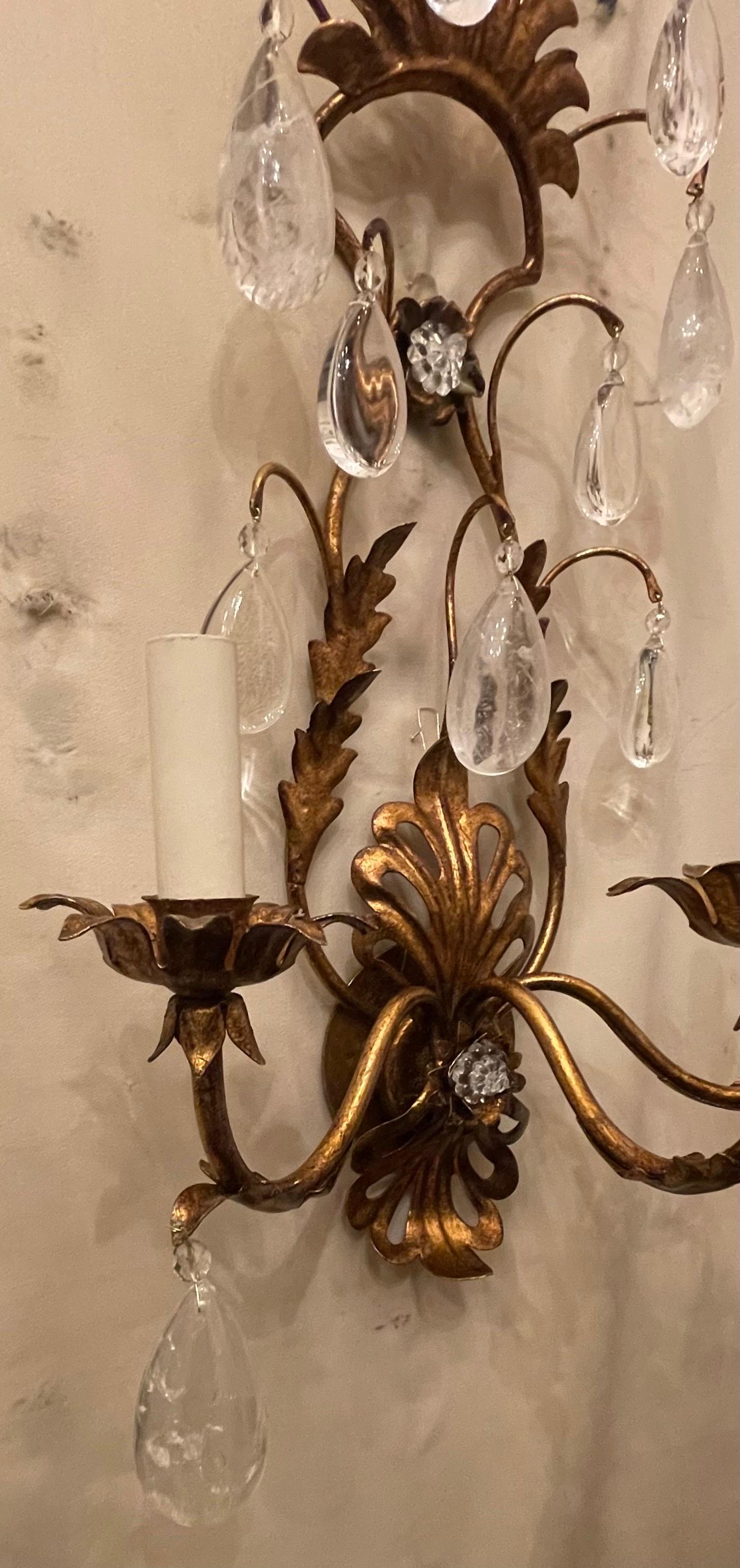Magnifique paire de grandes appliques Maison Baguès en cristal de roche, dorées à l'or fin et filigranées. Bon état - En vente à Roslyn, NY