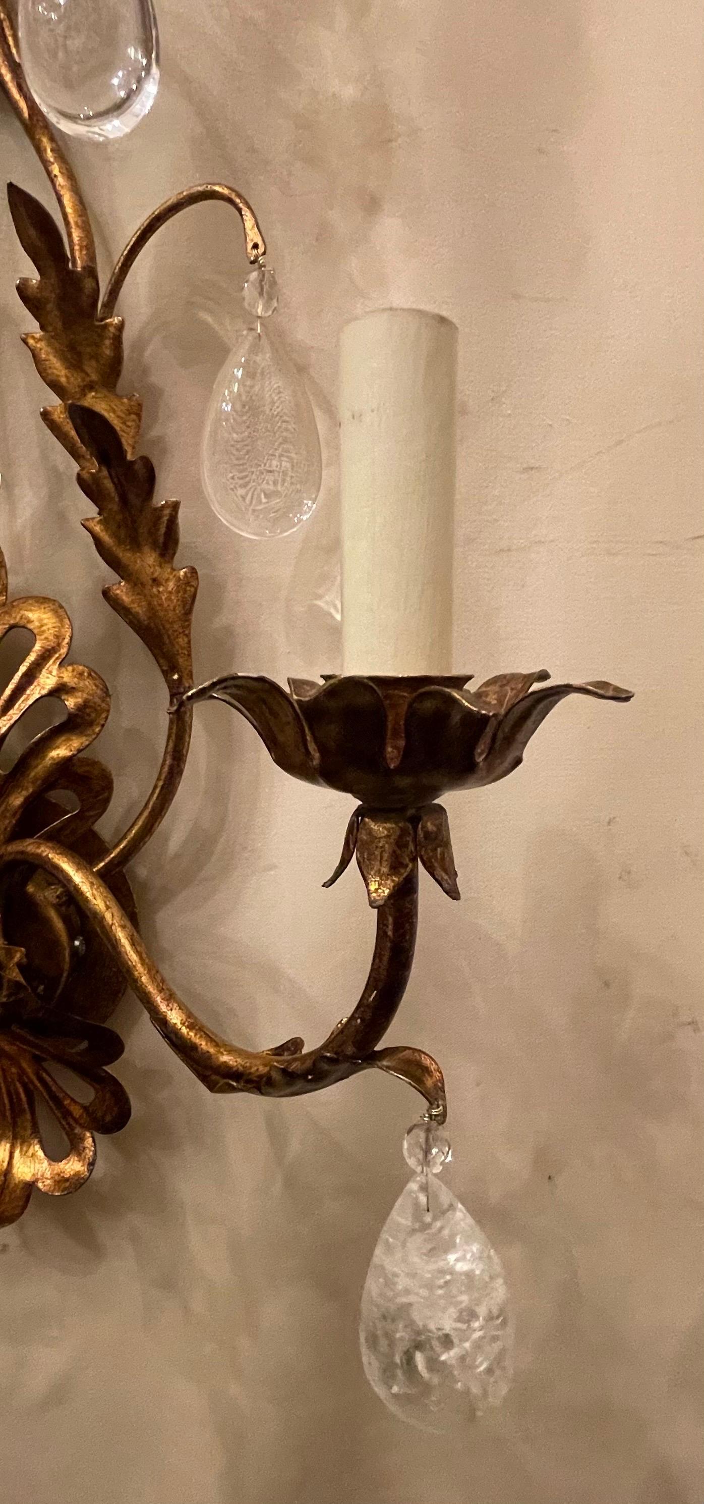 Wunderschönes Paar großer Maison Baguès Bergkristall Gold vergoldet Filigran Wandleuchter (20. Jahrhundert) im Angebot