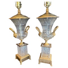Wunderbares Paar Louis XVI vergoldete Bronze montiert geschliffenem Kristall Ormolu Urnen Lampen