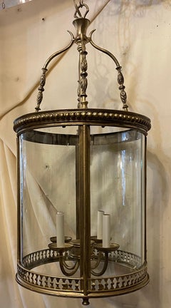 Wunderbares Paar Louis XVI große vergoldete Bronze neoklassische Laternenleuchten