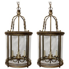 Wunderbares Paar Louis XVI große vergoldete Bronze neoklassische Laternenleuchten