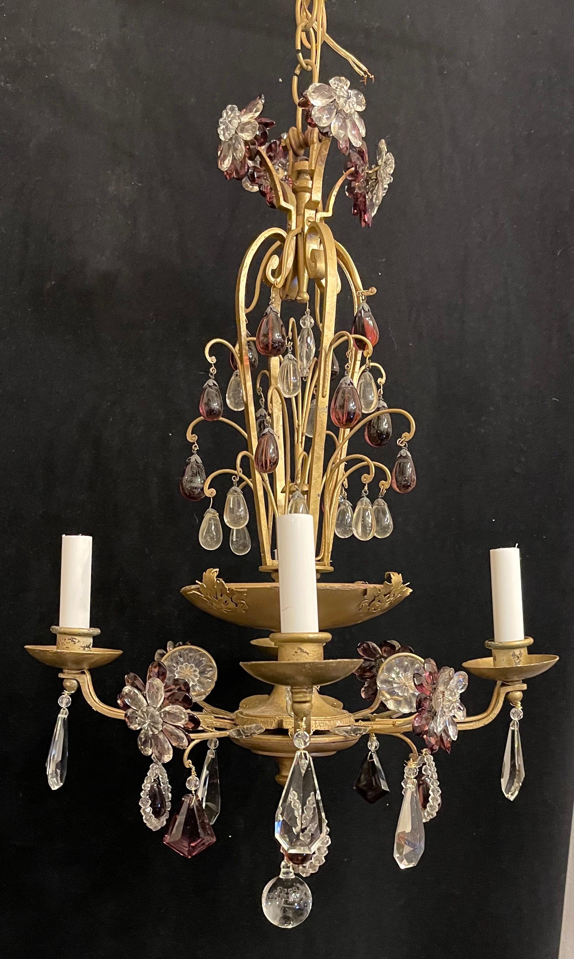 Belle Époque Merveilleuse paire de lustres Maison Bagues en bois doré avec perles d'améthyste et de cristal   en vente