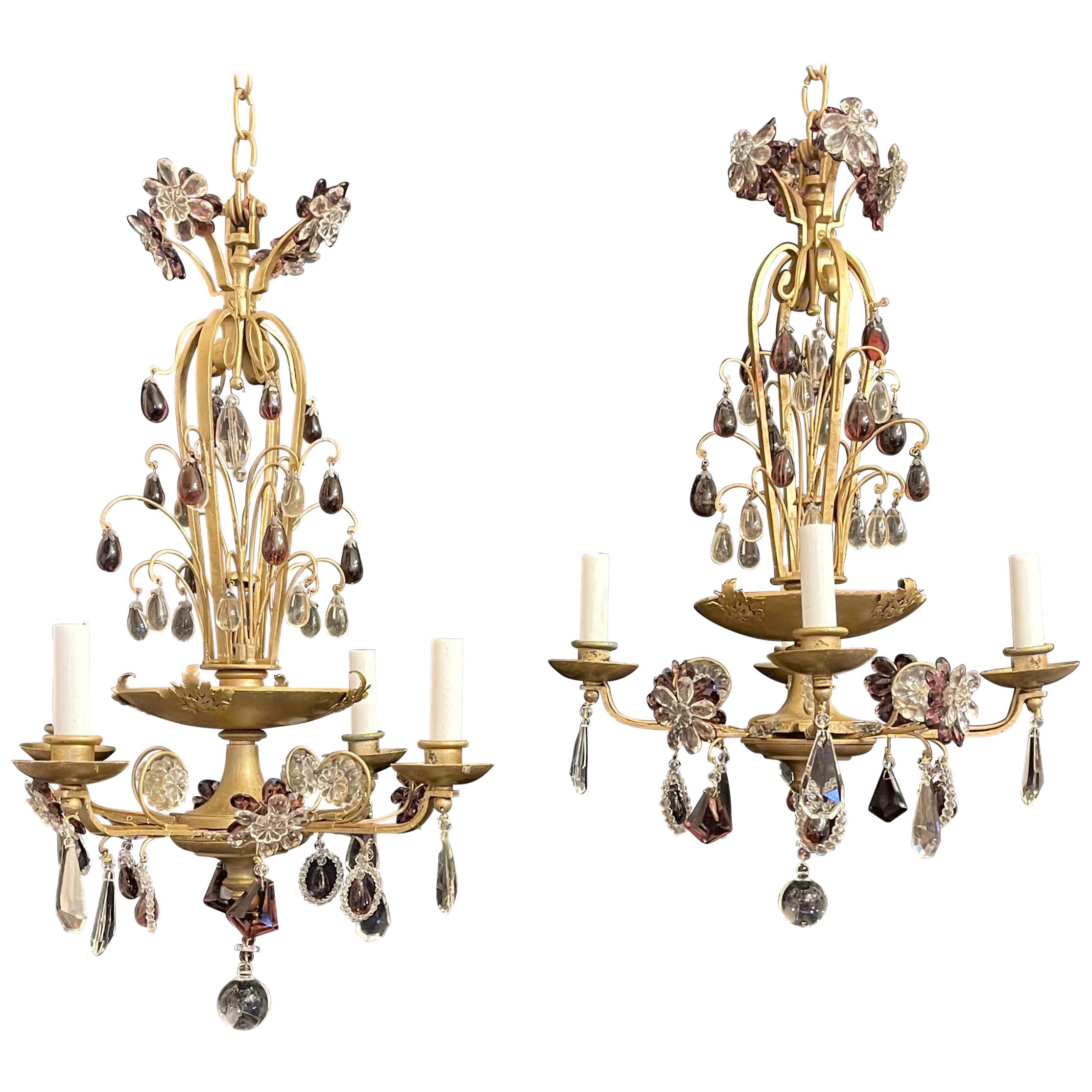Merveilleuse paire de lustres Maison Bagues en bois doré avec perles d'améthyste et de cristal   en vente