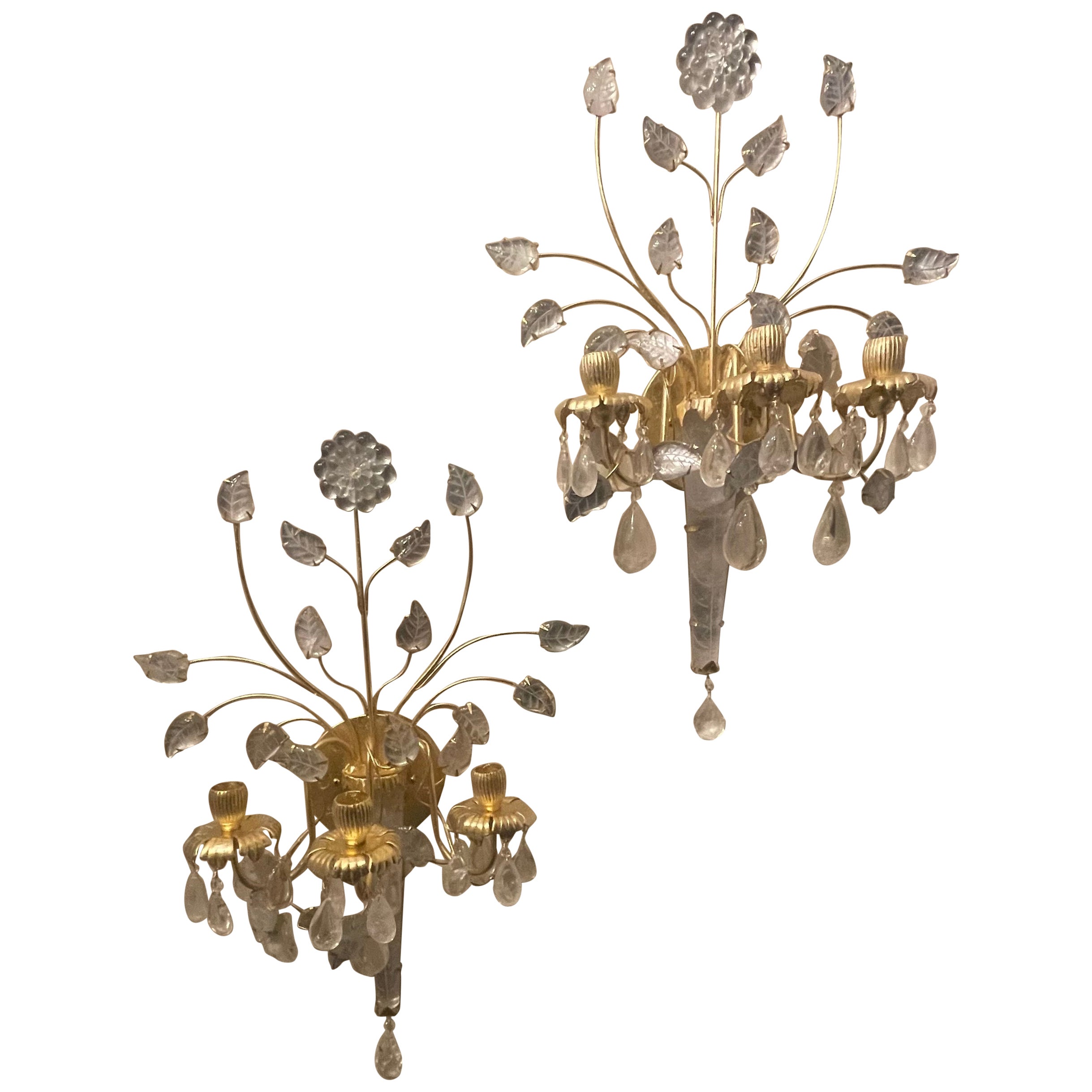 Splendida coppia di cristalli di rocca in stile Maison Baguès con bouquet di fiori e foglie con finitura dorata, ciascuna delle lampade ha 3 prese a candelabro, recentemente elettrificate.