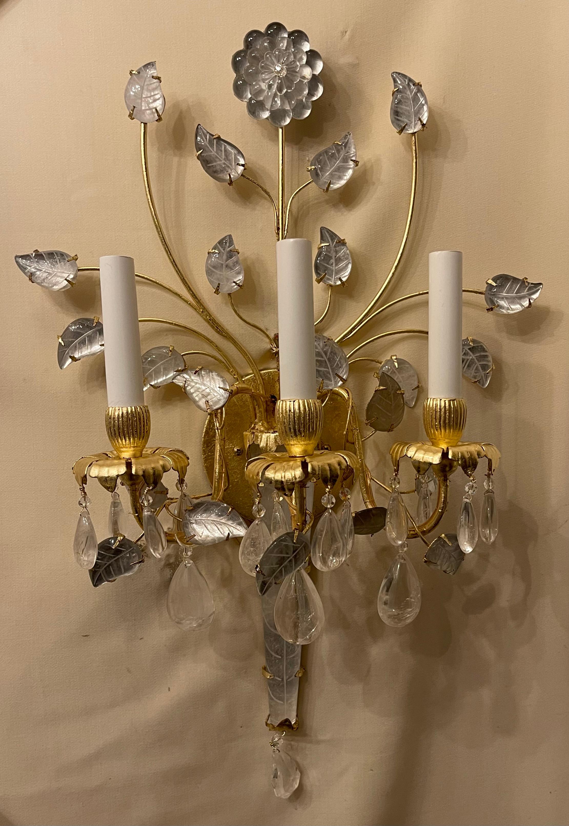 Wunderschönes Paar Maison Baguès Bergkristall Blume Blatt Spray Gold vergoldet Wandleuchter (Belle Époque) im Angebot