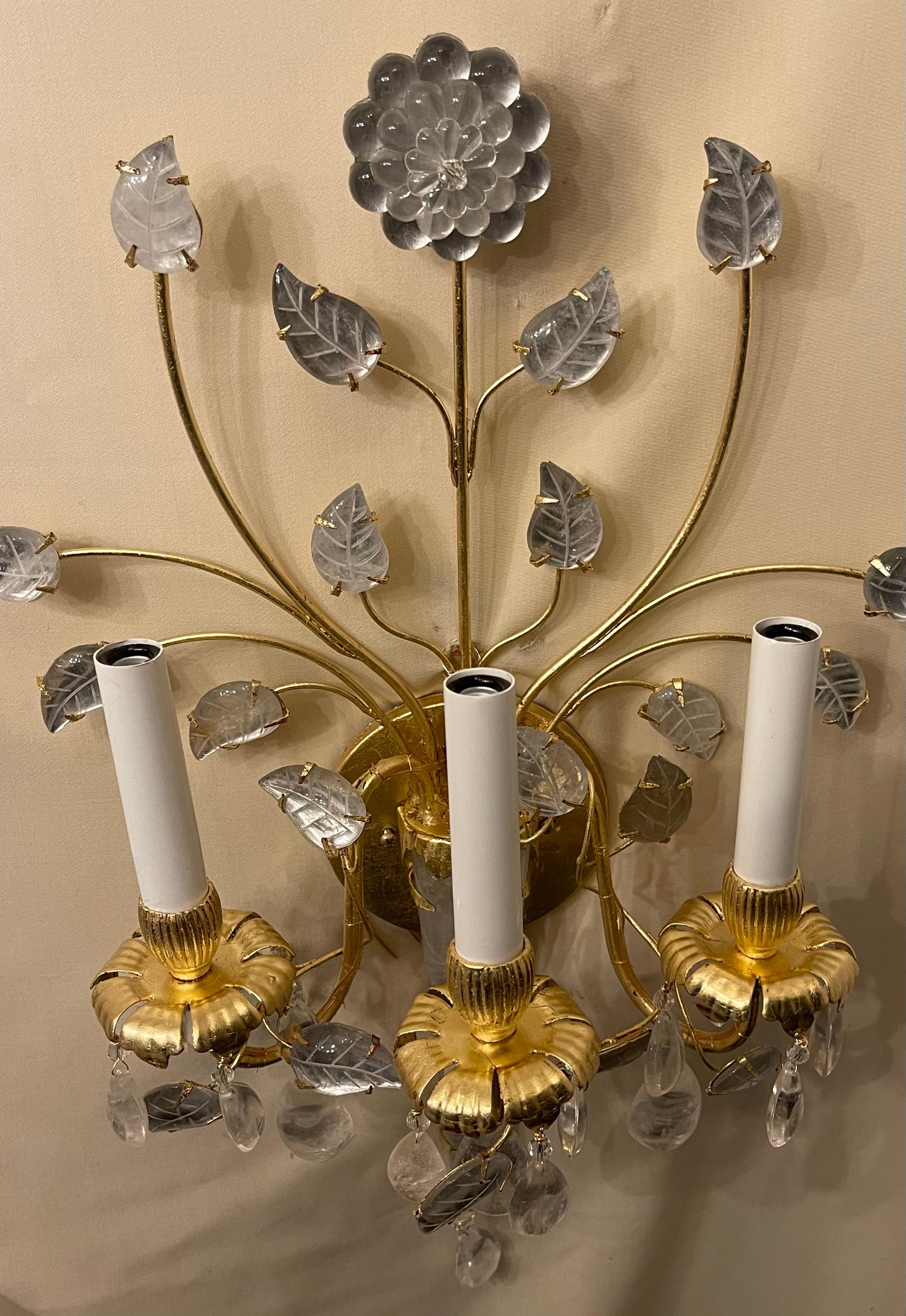 Wunderschönes Paar Maison Baguès Bergkristall Blume Blatt Spray Gold vergoldet Wandleuchter im Zustand „Gut“ im Angebot in Roslyn, NY