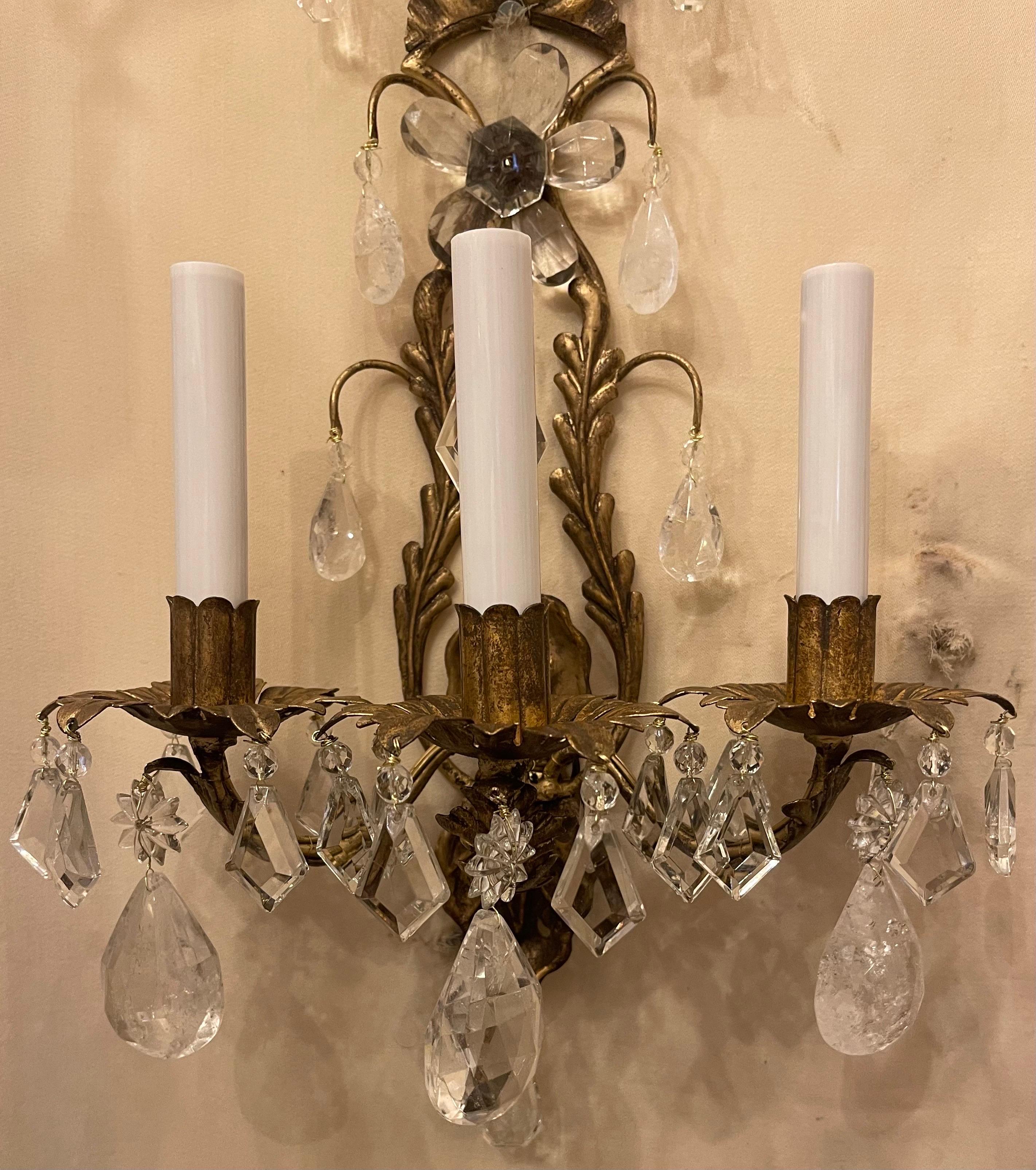 Wunderschönes Paar Maison Baguès Bergkristall vergoldet Filigran Drei Lights Wandleuchter (Italienisch) im Angebot
