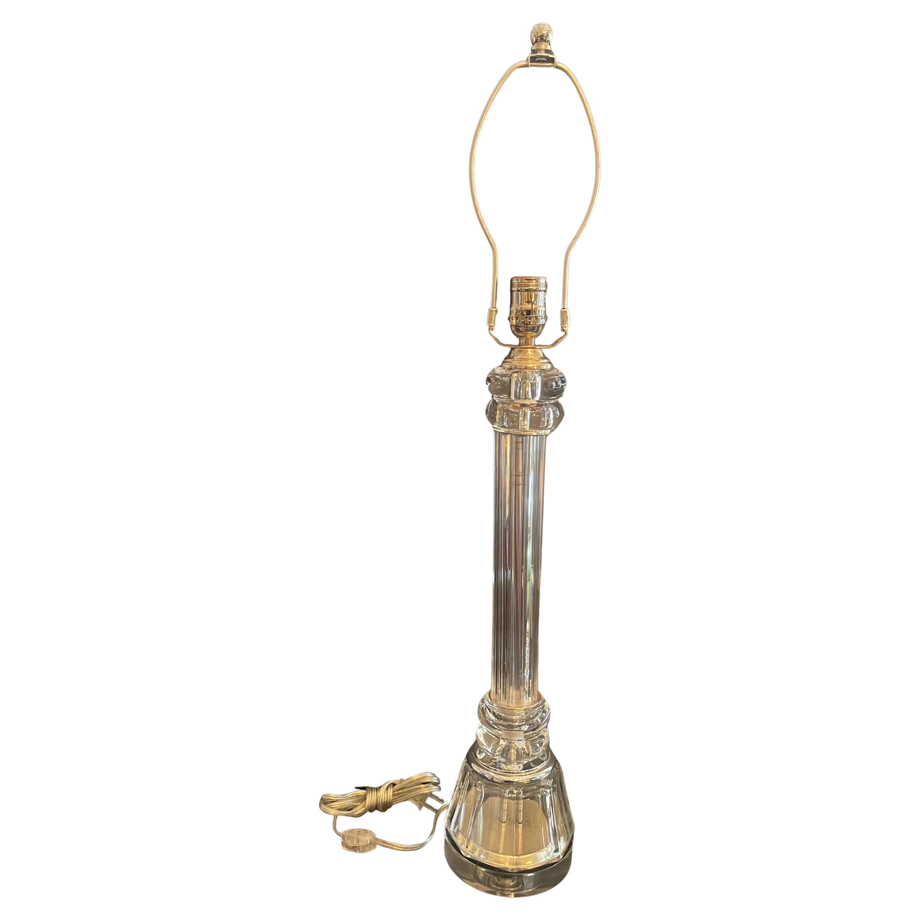 Merveilleuse paire de lampes en forme de colonne de style Régence hollywoodienne du milieu du siècle dernier Lampes en nickel poli montées sur des bases en lucite, entièrement recâblées avec de nouvelles prises et de nouveaux interrupteurs à cordon.