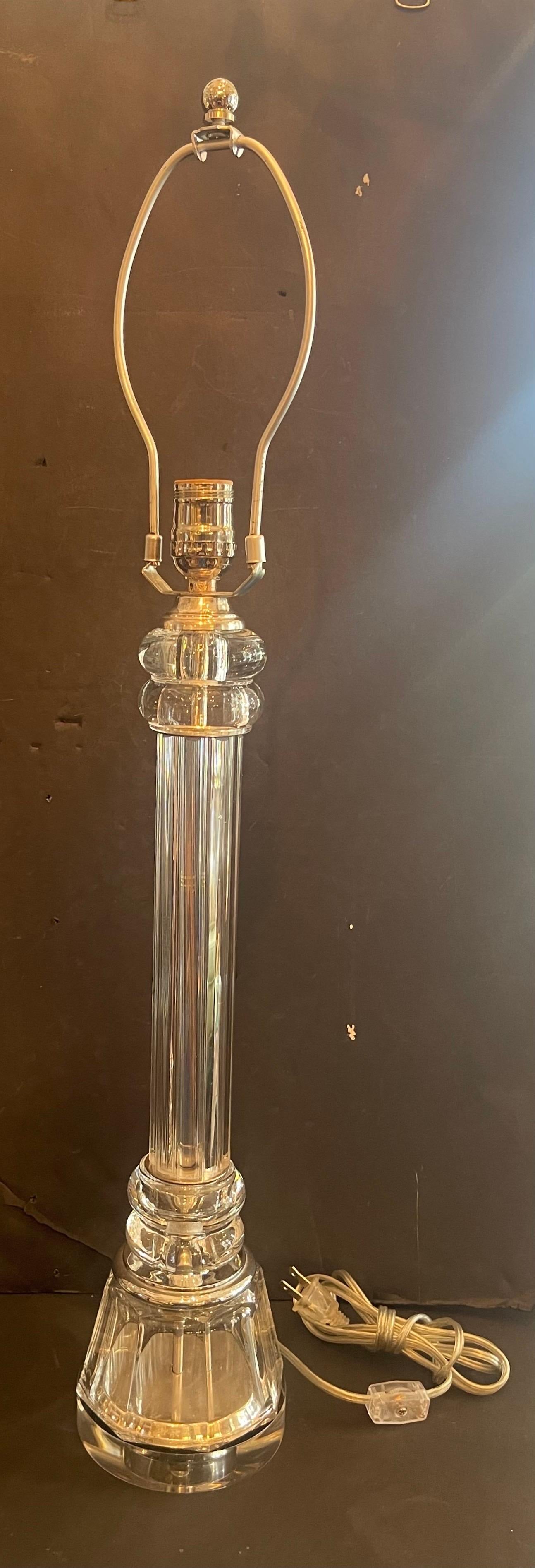 Hollywood Regency Merveilleuse paire de lampes modernes du milieu du siècle dernier en forme de colonne en nickel poli sur socle en lucite en vente
