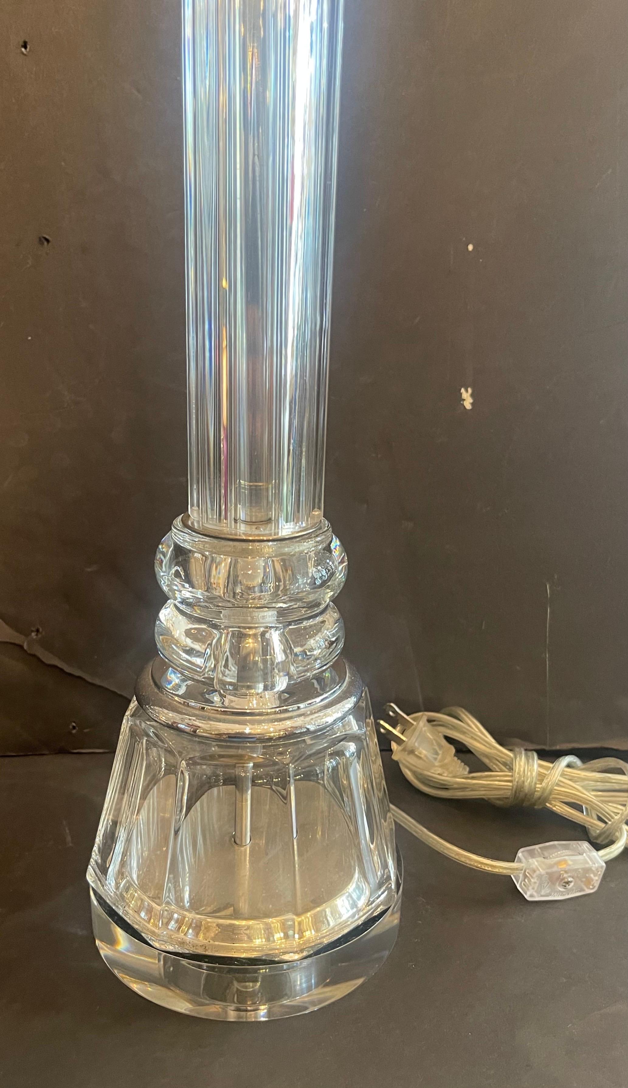 Merveilleuse paire de lampes modernes du milieu du siècle dernier en forme de colonne en nickel poli sur socle en lucite Bon état - En vente à Roslyn, NY