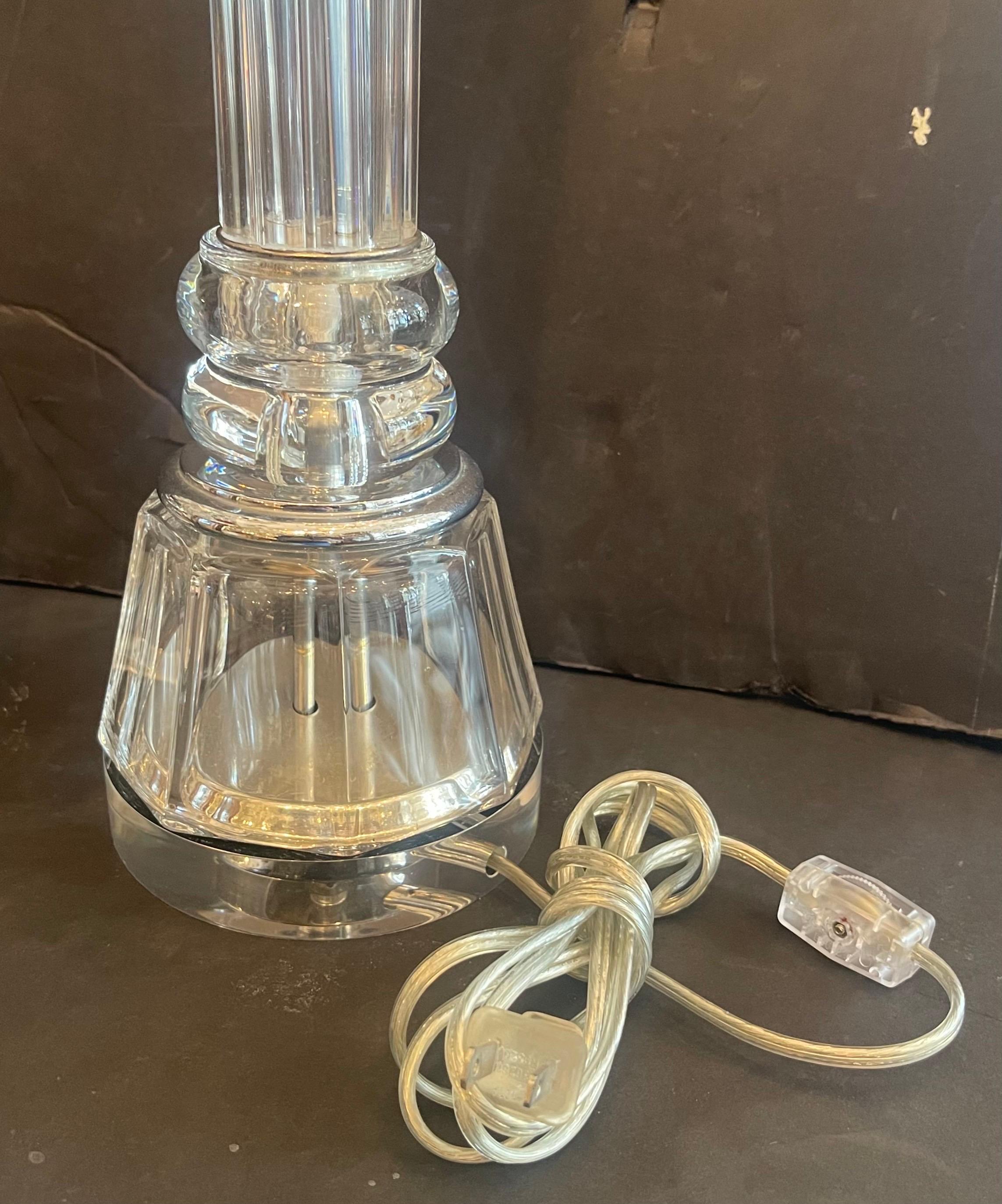 20ième siècle Merveilleuse paire de lampes modernes du milieu du siècle dernier en forme de colonne en nickel poli sur socle en lucite en vente