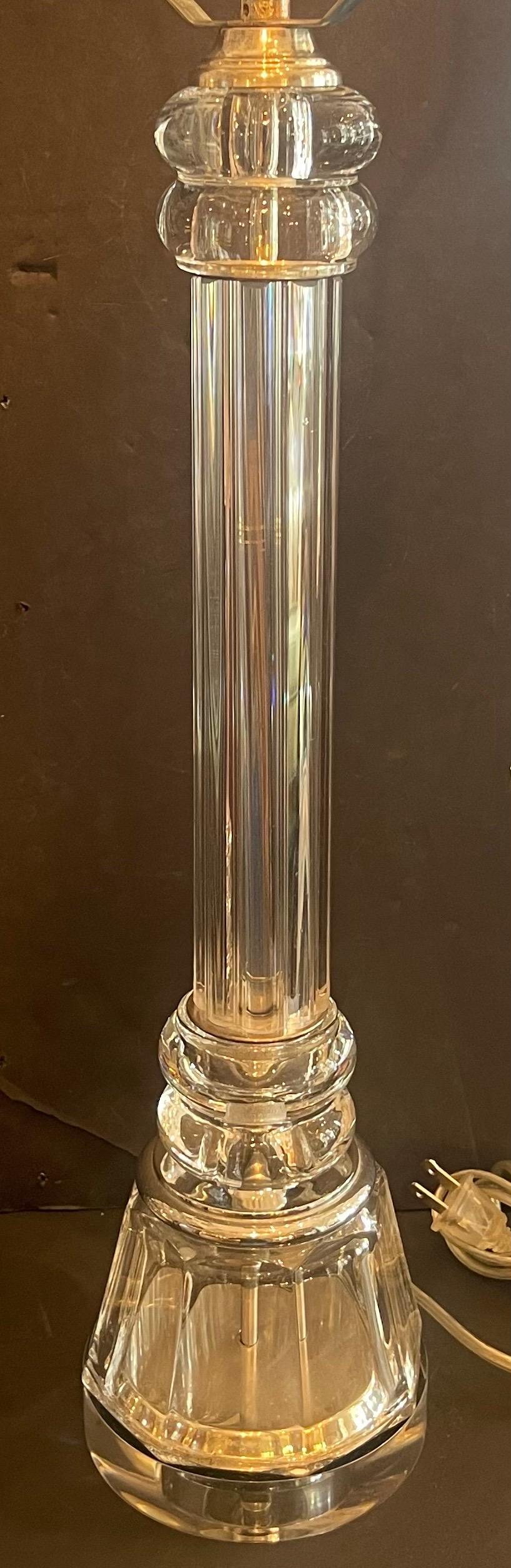 Verre Merveilleuse paire de lampes modernes du milieu du siècle dernier en forme de colonne en nickel poli sur socle en lucite en vente