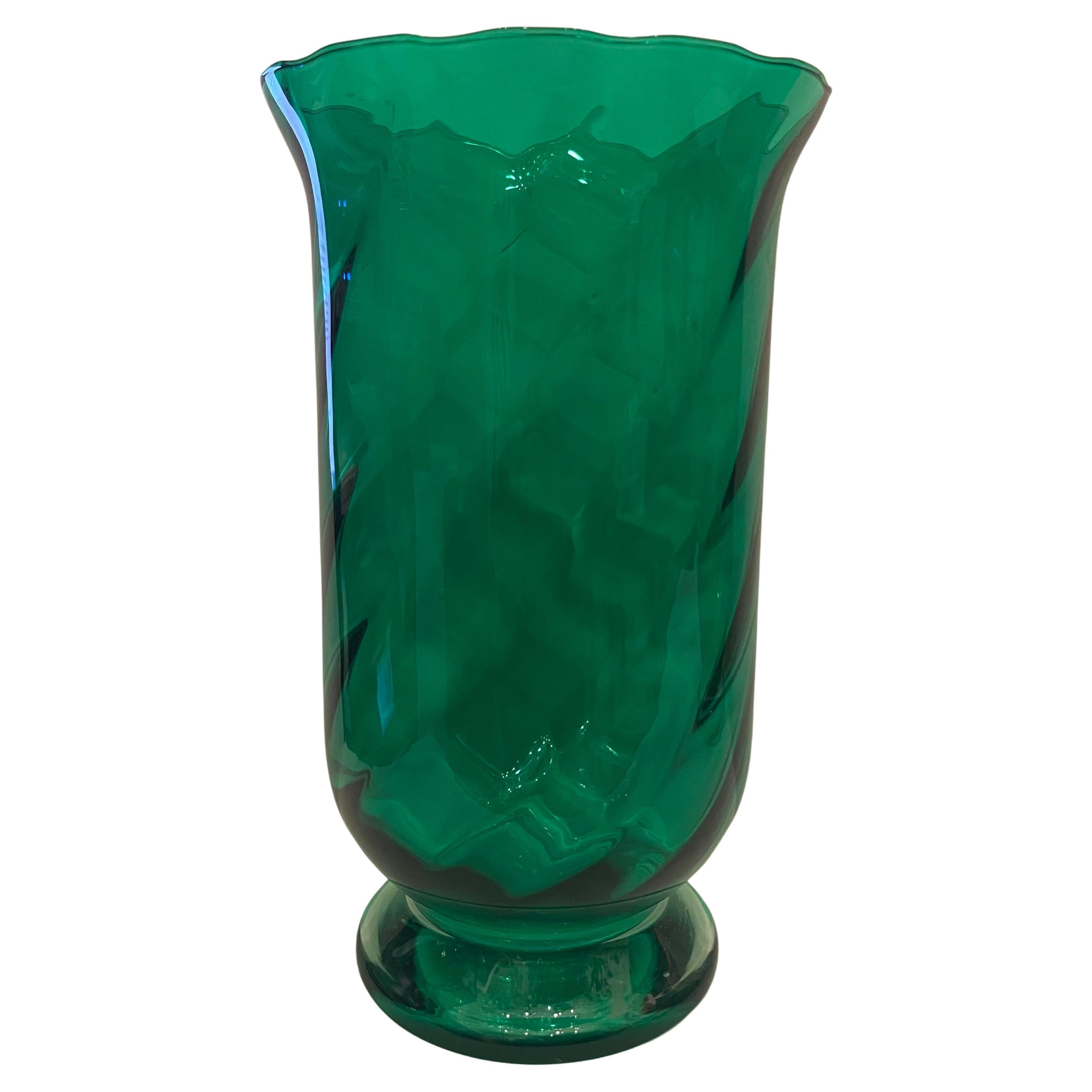 Una meravigliosa coppia di vasi di grandi dimensioni in vetro di Murano verde smeraldo della metà del secolo scorso, nello stile di Manor...  Barovier Seguso 
