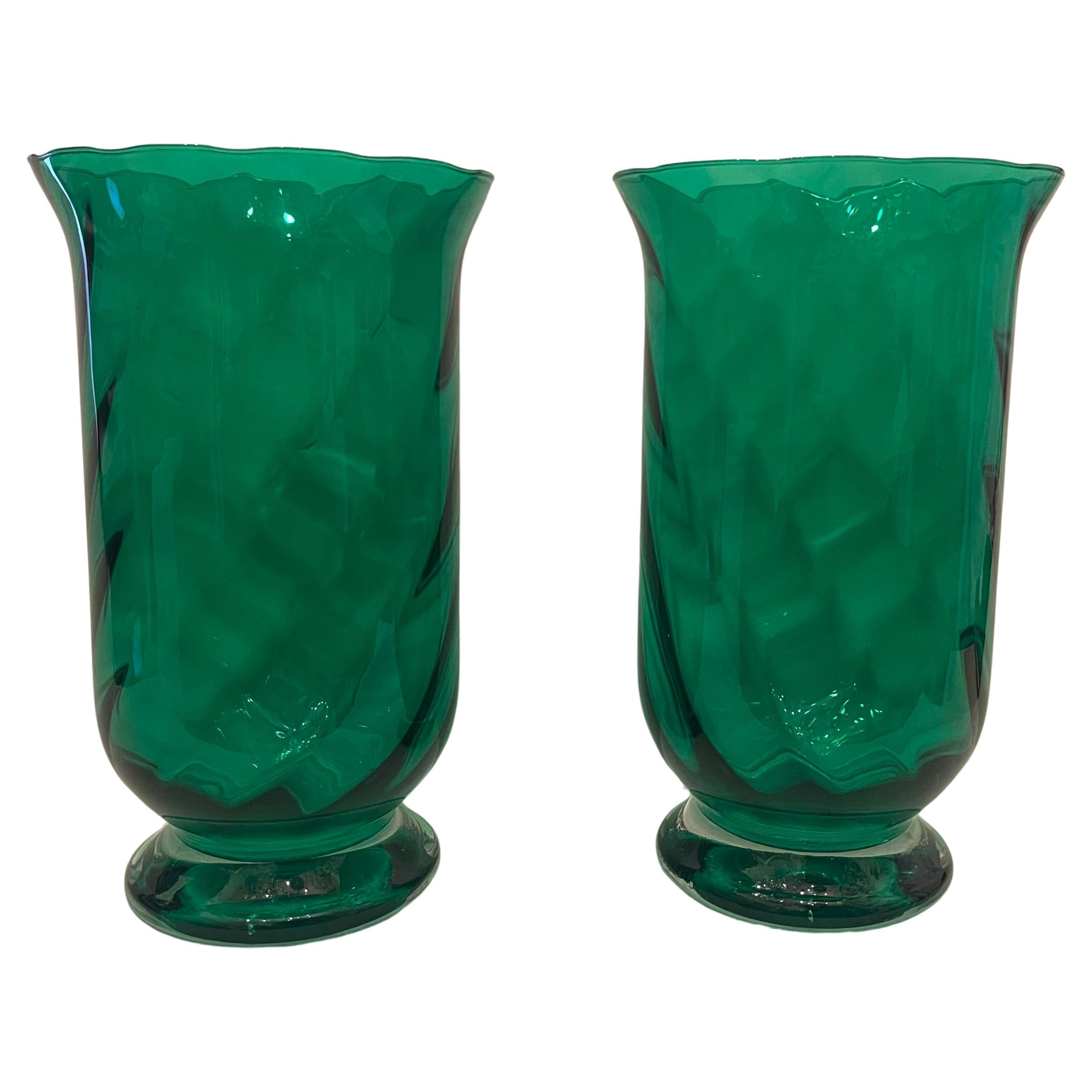 Mid-Century moderno Meravigliosa coppia di vasi grandi in vetro di Murano verde smeraldo della metà del secolo scorso in vendita