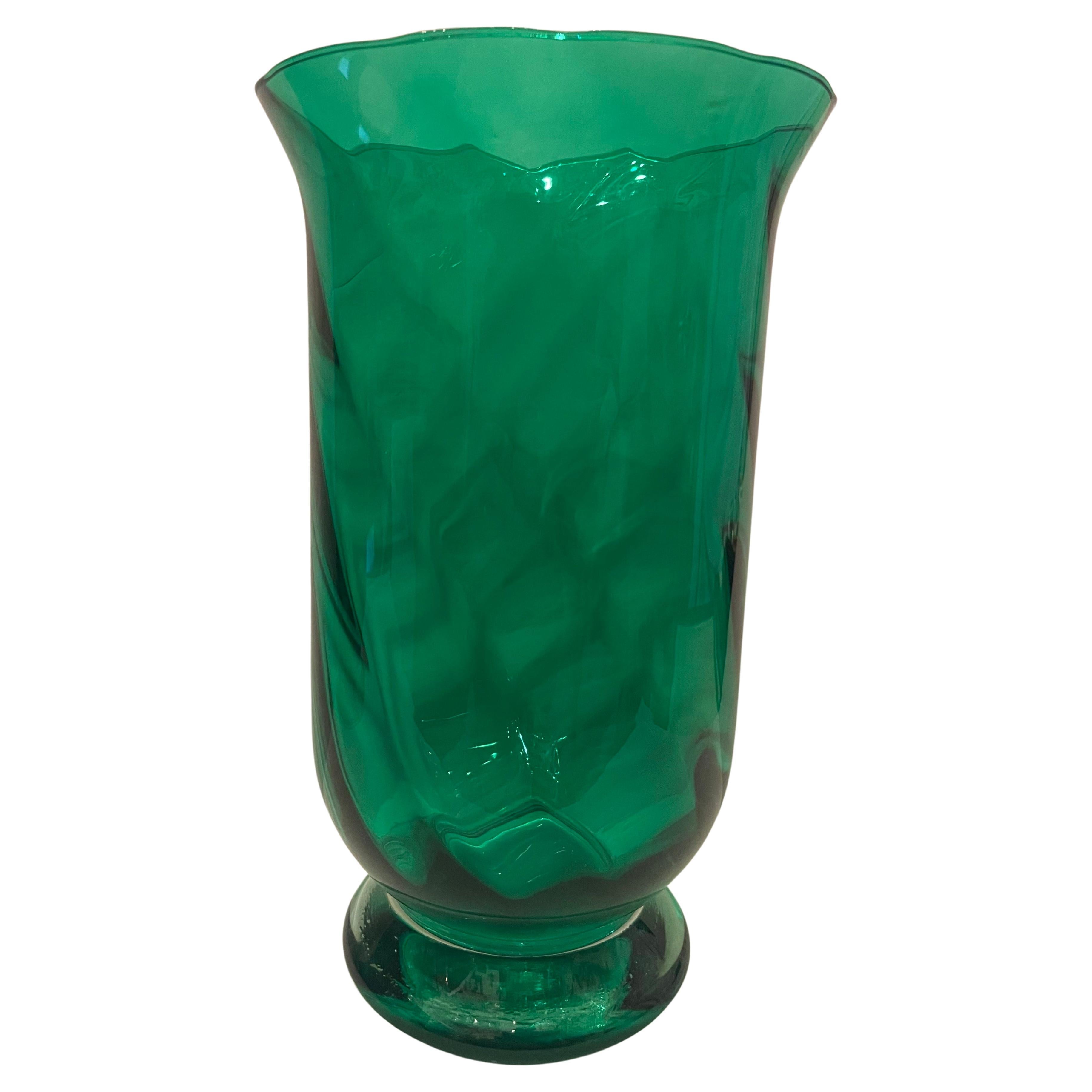 Italiano Meravigliosa coppia di vasi grandi in vetro di Murano verde smeraldo della metà del secolo scorso in vendita