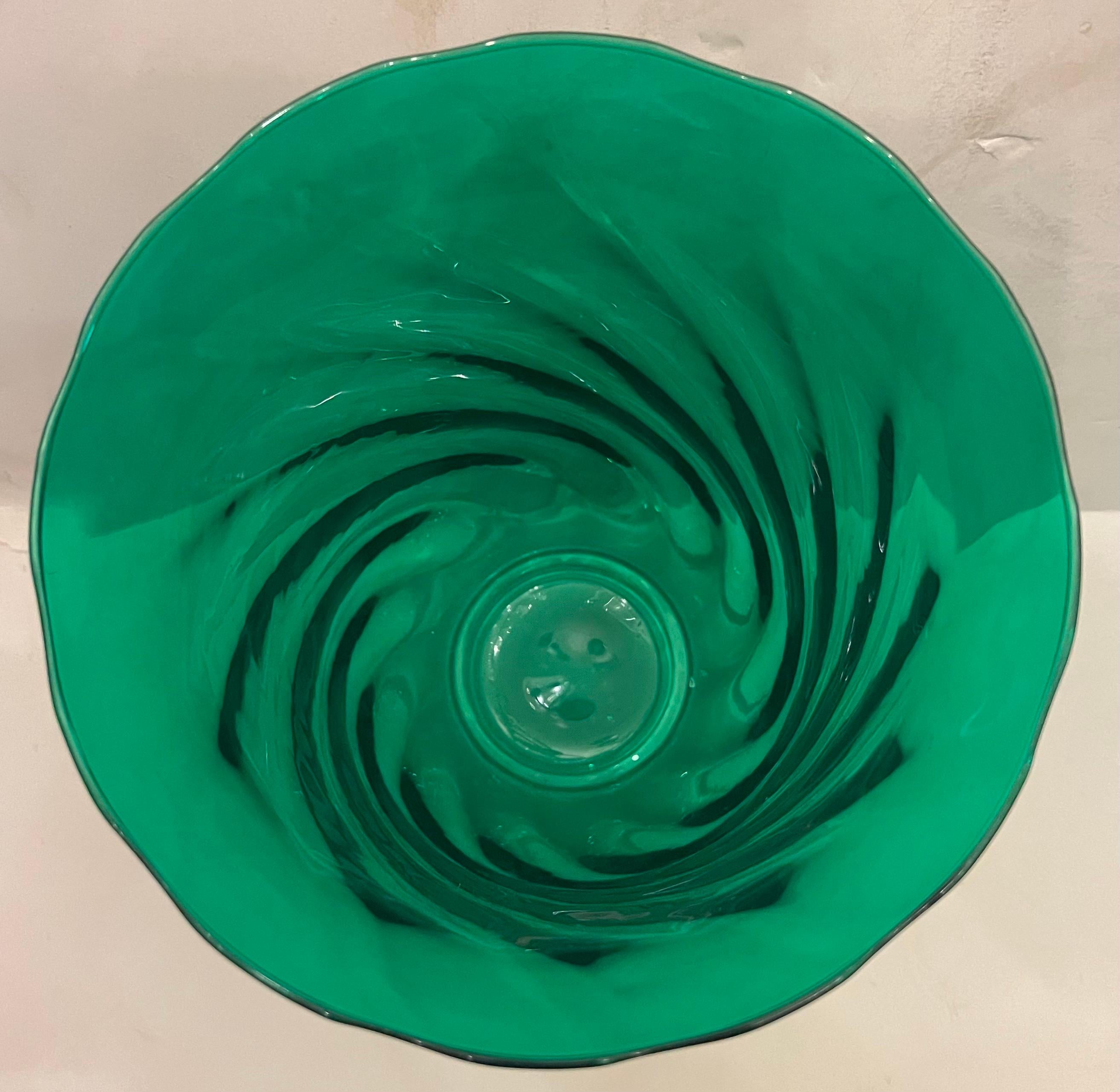 Meravigliosa coppia di vasi grandi in vetro di Murano verde smeraldo della metà del secolo scorso In condizioni buone in vendita a Roslyn, NY