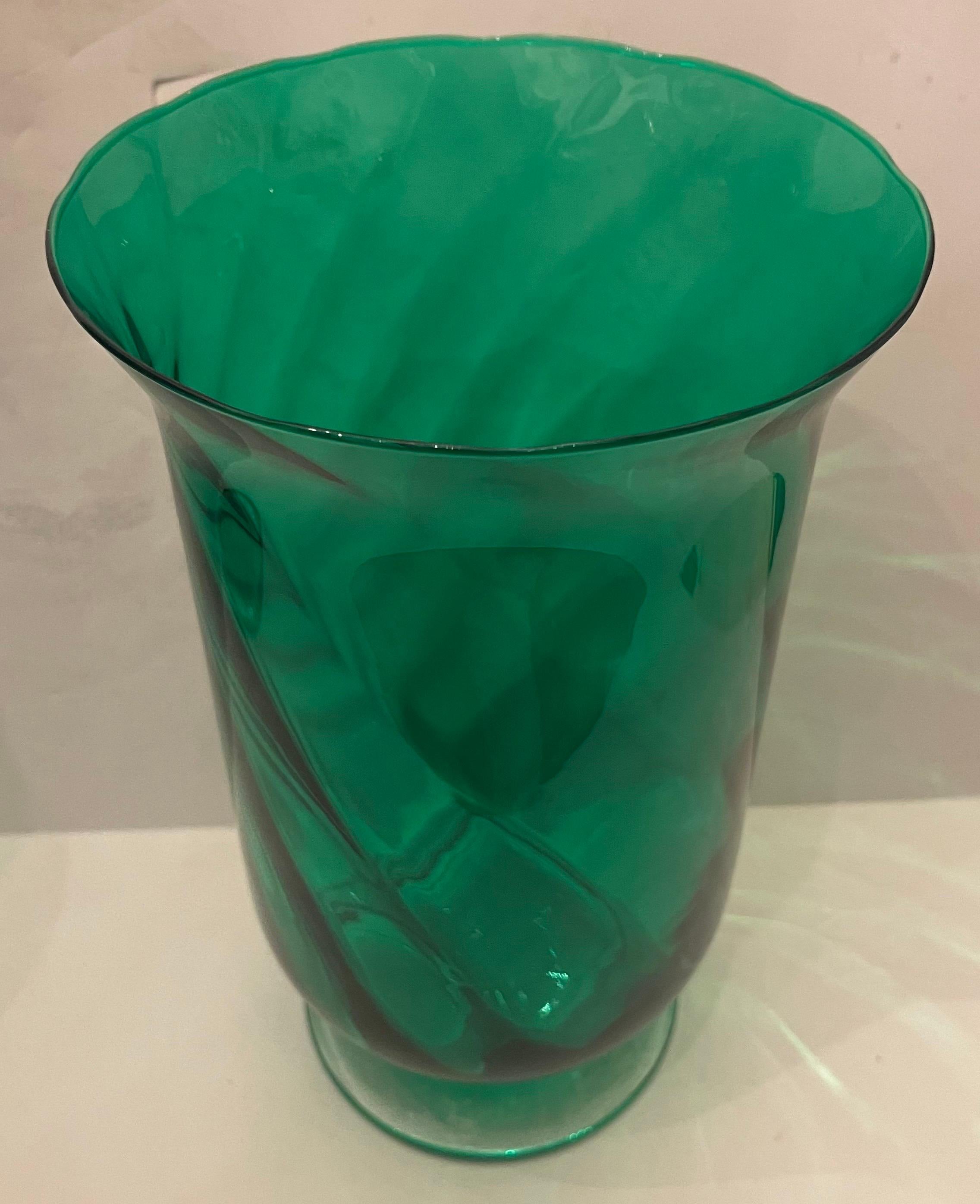 Vetro artistico Meravigliosa coppia di vasi grandi in vetro di Murano verde smeraldo della metà del secolo scorso in vendita