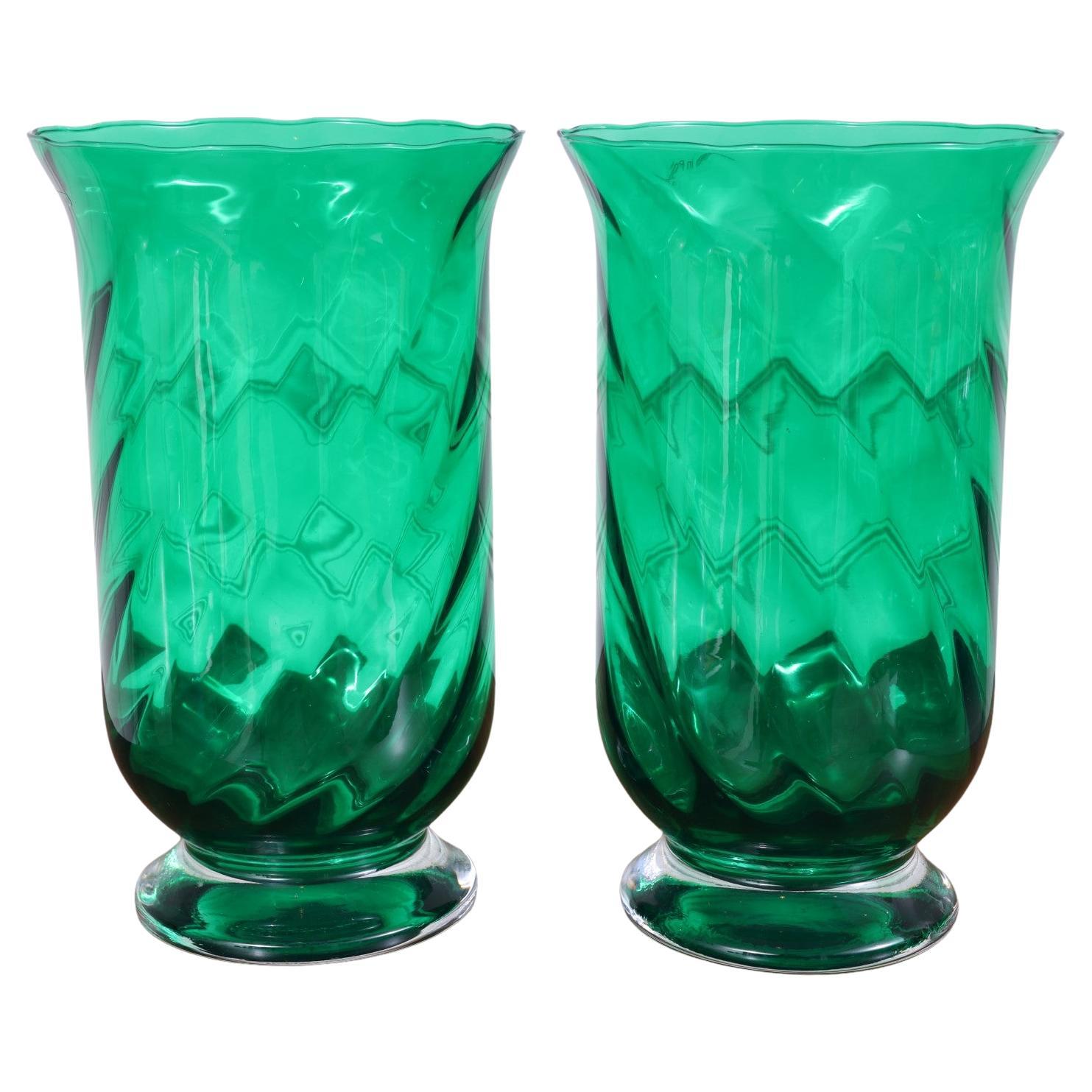Maravilloso par de jarrones grandes de cristal de Murano verde esmeralda de mediados de siglo moderno